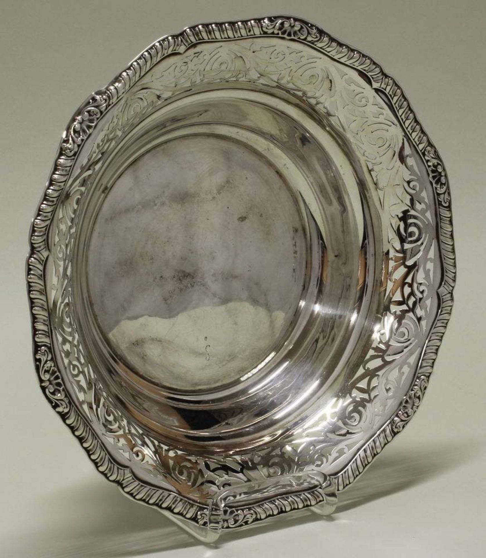 Reserve: 120 EUR        Fruchtschale, Silber 835, Gbr. Kühn, Fahne à jour gearbeitet, ø 26 cm, ca. - Image 2 of 2