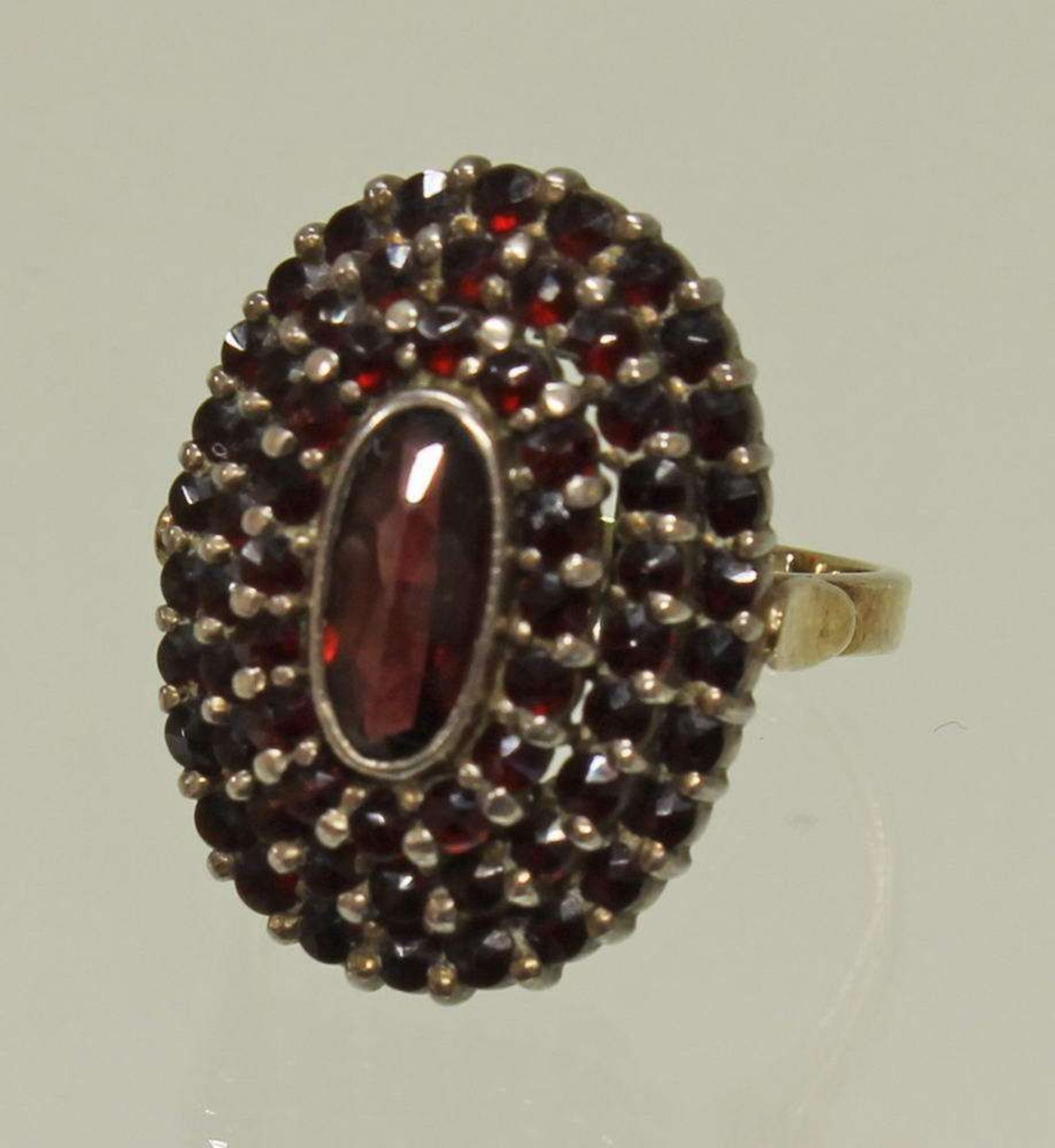 Reserve: 80 EUR        Ring, um 1900, GG 585/Metall, Granatbesatz, RM 17.5