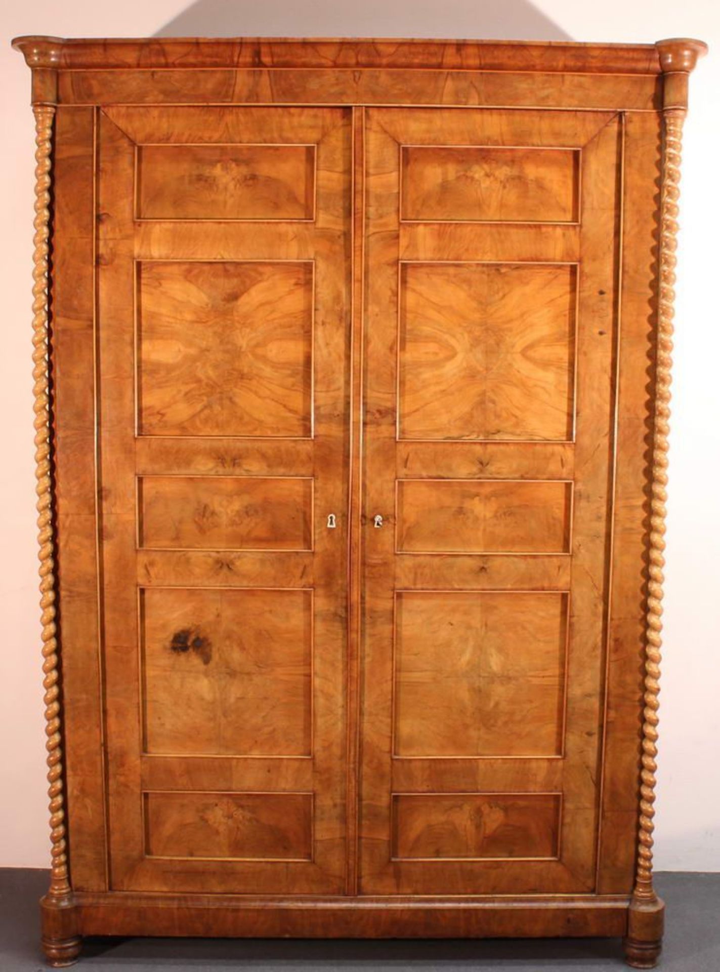 Reserve: 600 EUR        Schrank, um 1860, Nussmaserholz, zwei Türen, seitlich gedrechselte Säulen, - Image 2 of 2