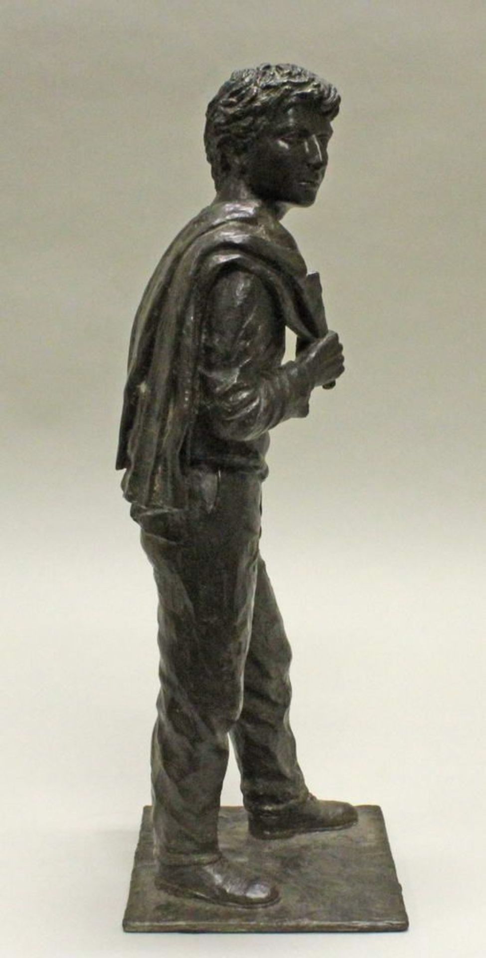 Reserve: 360 EUR        Bronze, "Junger Mann mit Jacke", auf der Plinthe bezeichnet Ronzano, 3/12, - Image 4 of 8