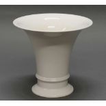 Reserve: 60 EUR        Vase, KPM Berlin, trompetenförmig, Weißporzellan, 18.5 cm hoch