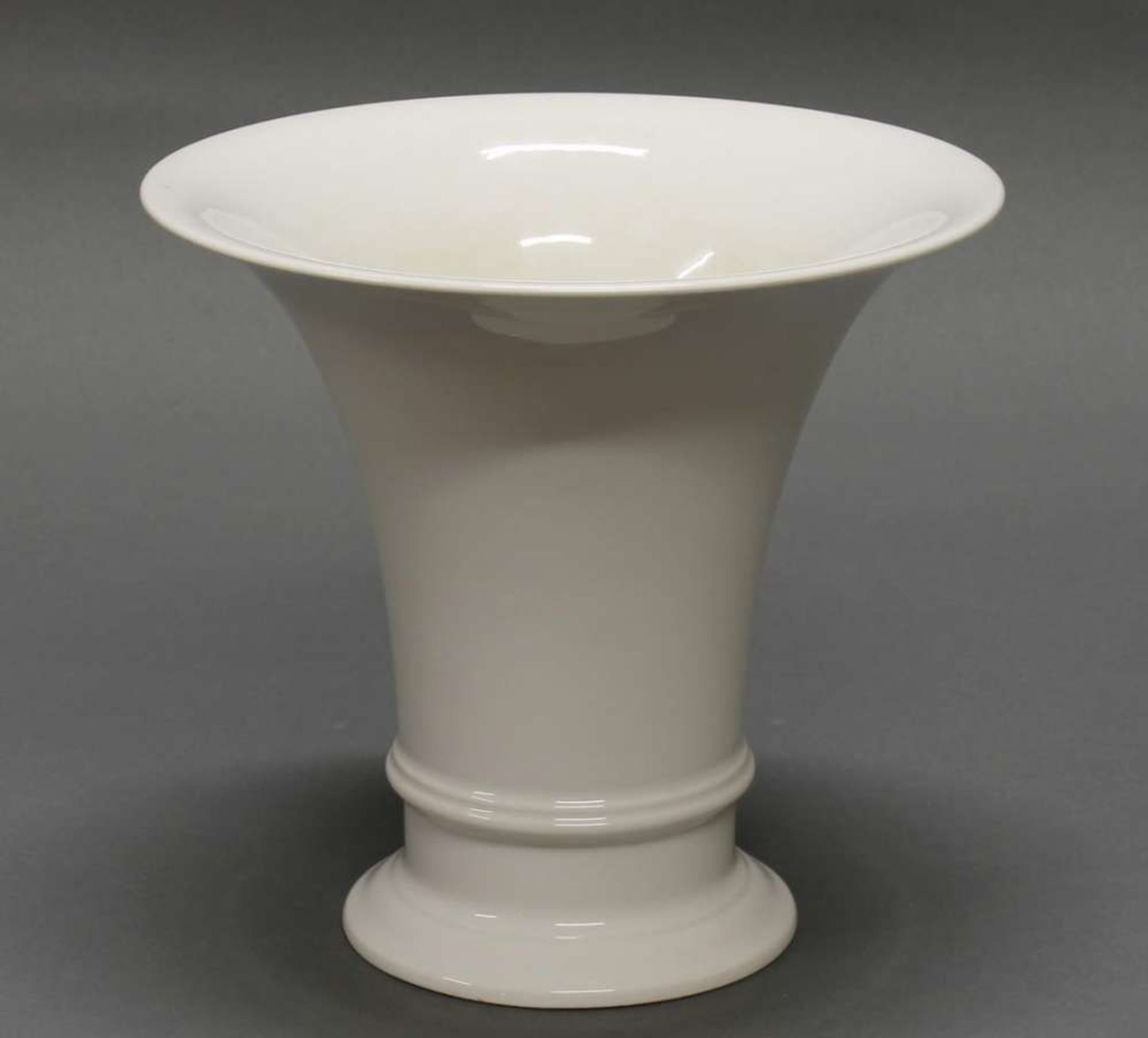 Reserve: 60 EUR        Vase, KPM Berlin, trompetenförmig, Weißporzellan, 18.5 cm hoch