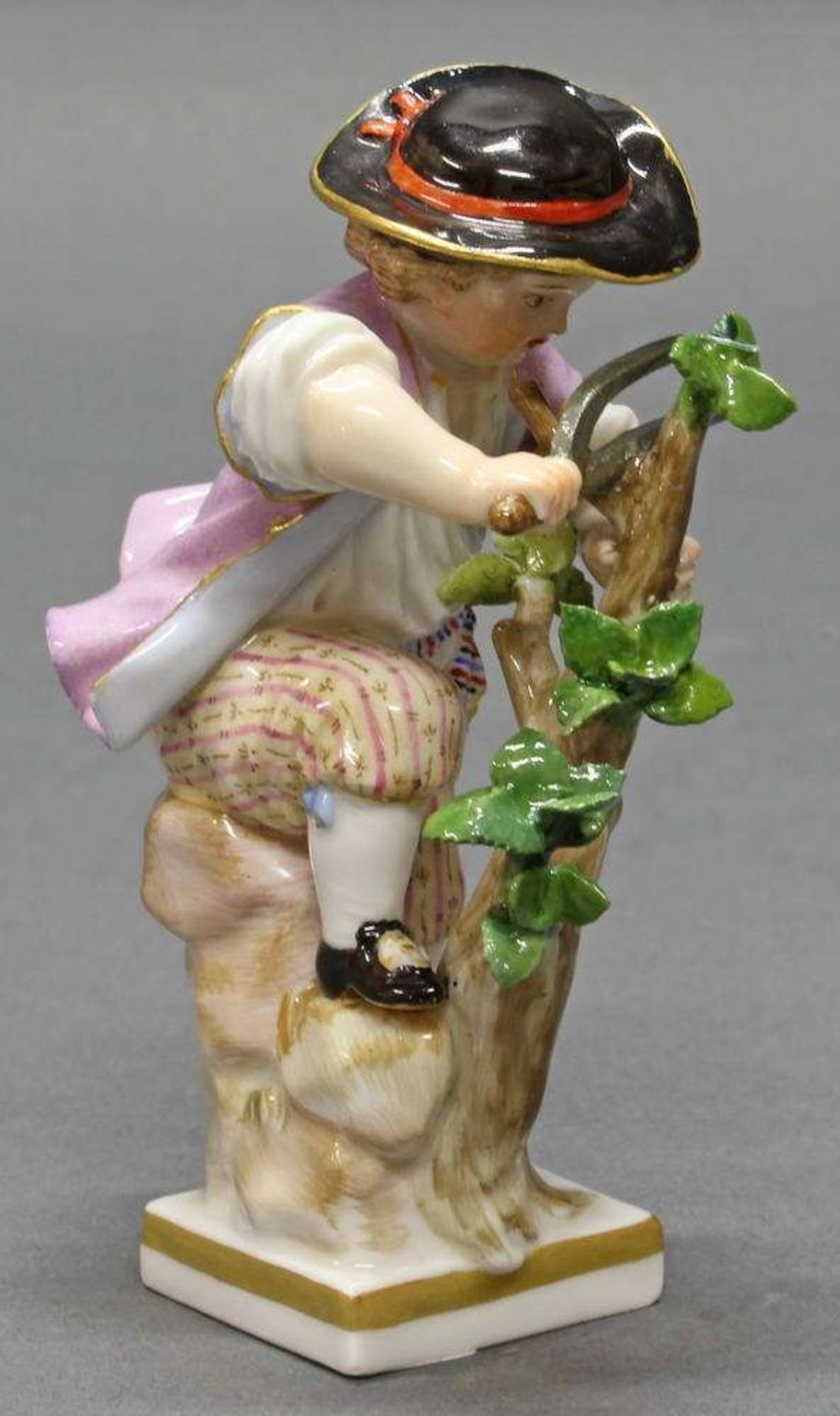 Reserve: 350 EUR        Porzellanfigur, "Gärtnerjunge Äste sägend", Meissen, Schwertermarke, 1850-