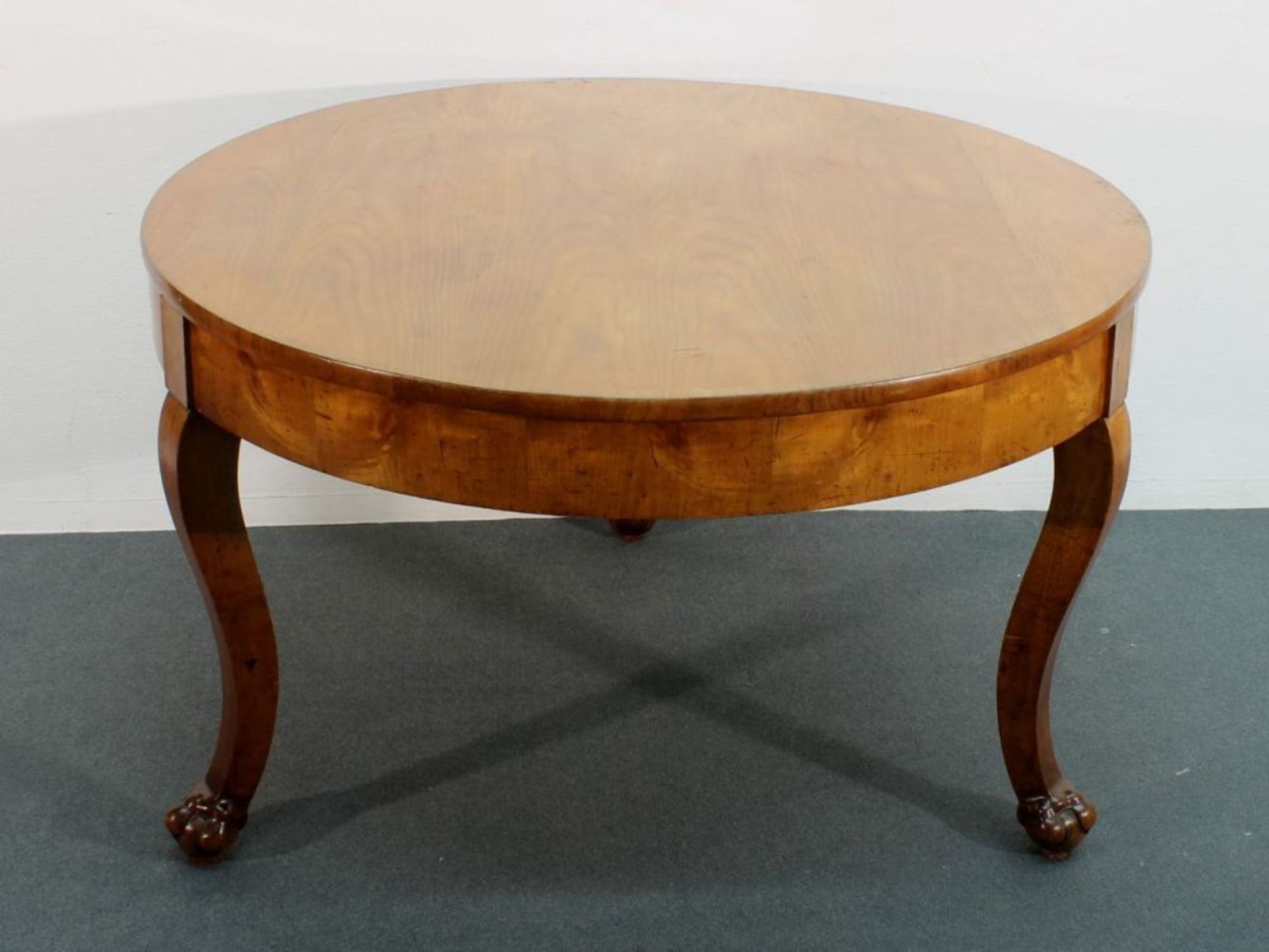 Reserve: 600 EUR        Tisch, Biedermeier, um 1830/40, Kirschbaum, drei Beine mit Klauenfüßen, 75 - Image 2 of 2