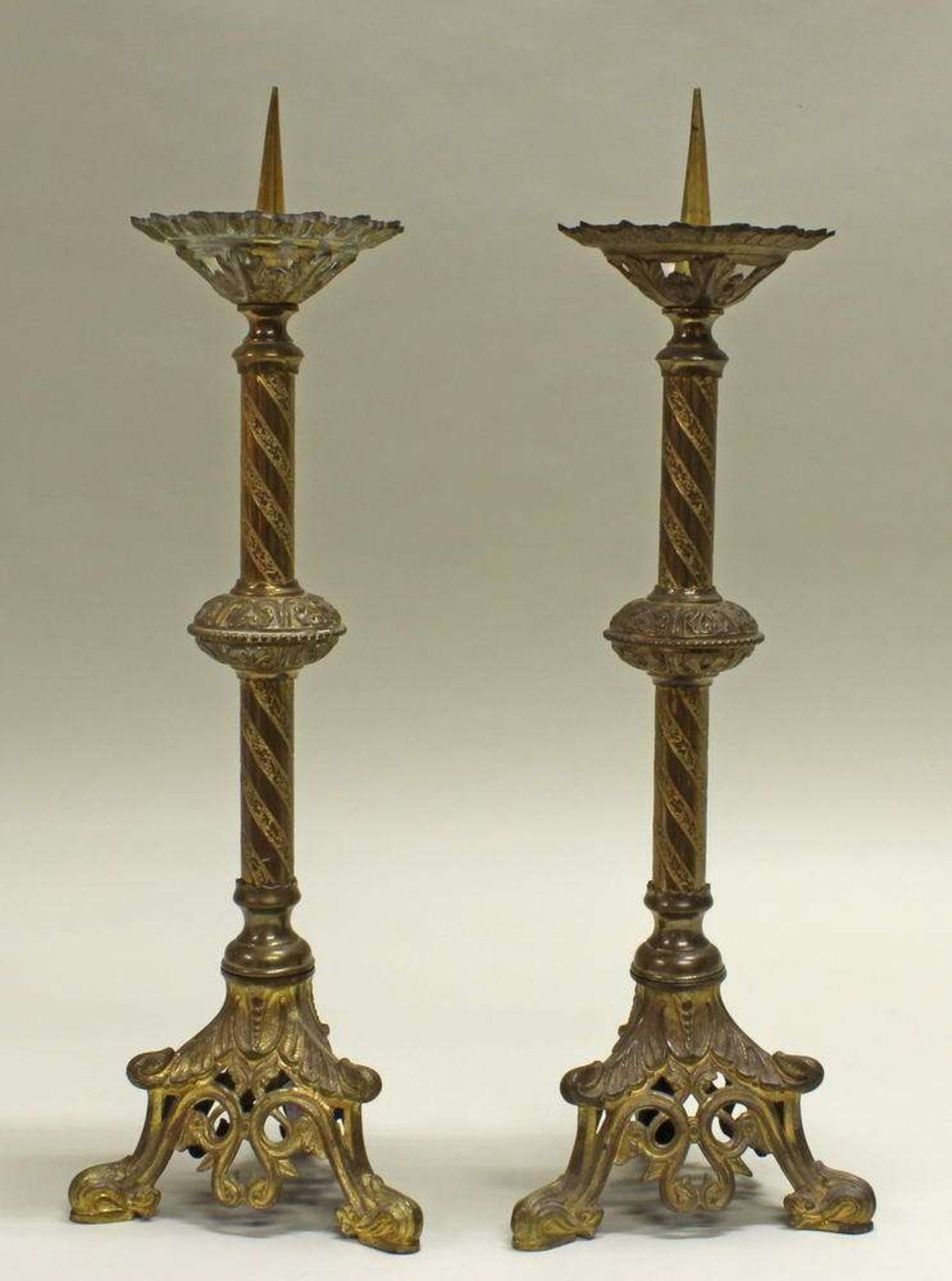 Reserve: 120 EUR        Paar Kerzenleuchter, Bronze, Ende 19. Jh., Spiralzier, Nodus, je einflammig, - Image 2 of 2