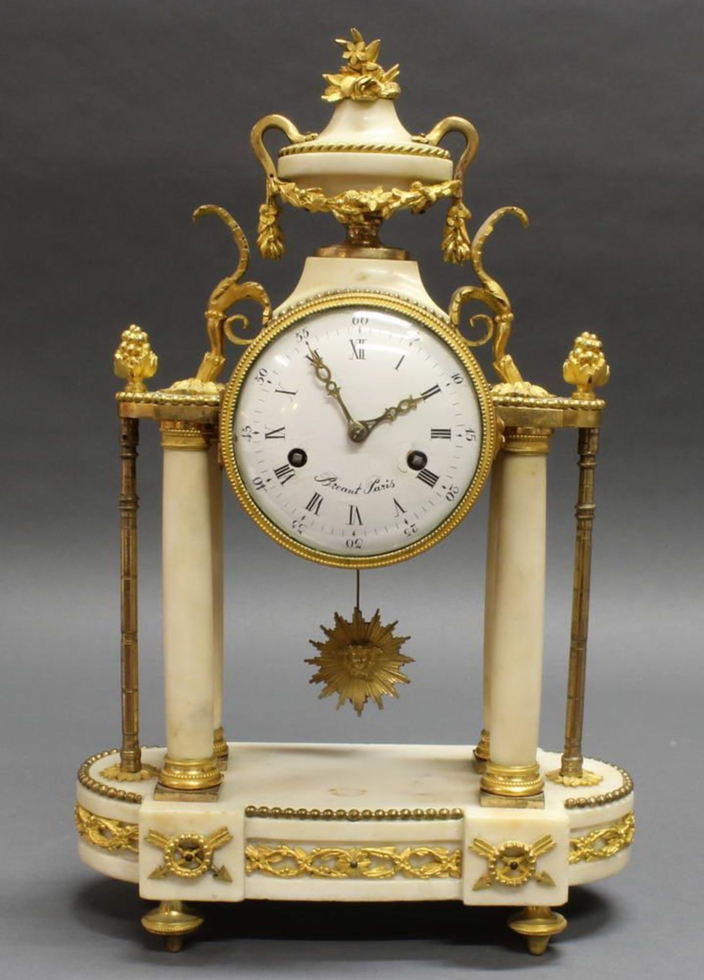 Reserve: 550 EUR        Pendule, Louis XVI, Paris, um 1780, weißer Marmor, vergoldete Bronze, weißes