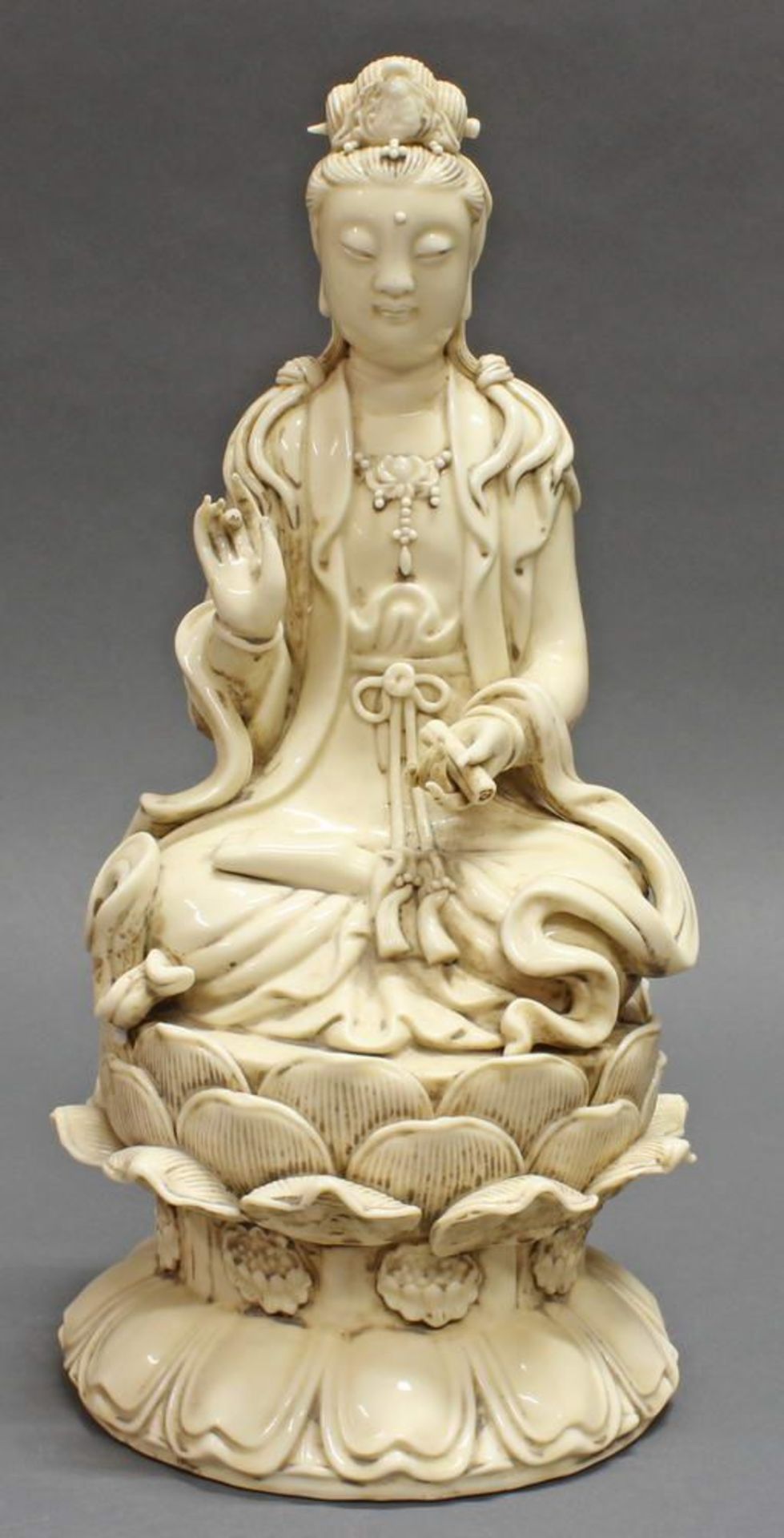 Reserve: 280 EUR        Skulptur, Blanc de chine, 20. Jh., sitzende Guanyin auf Lotosblüte,