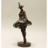 Reserve: 300 EUR        Bronze, braun patiniert, "Ballerina", bezeichnet auf dem flachen Sockel E.