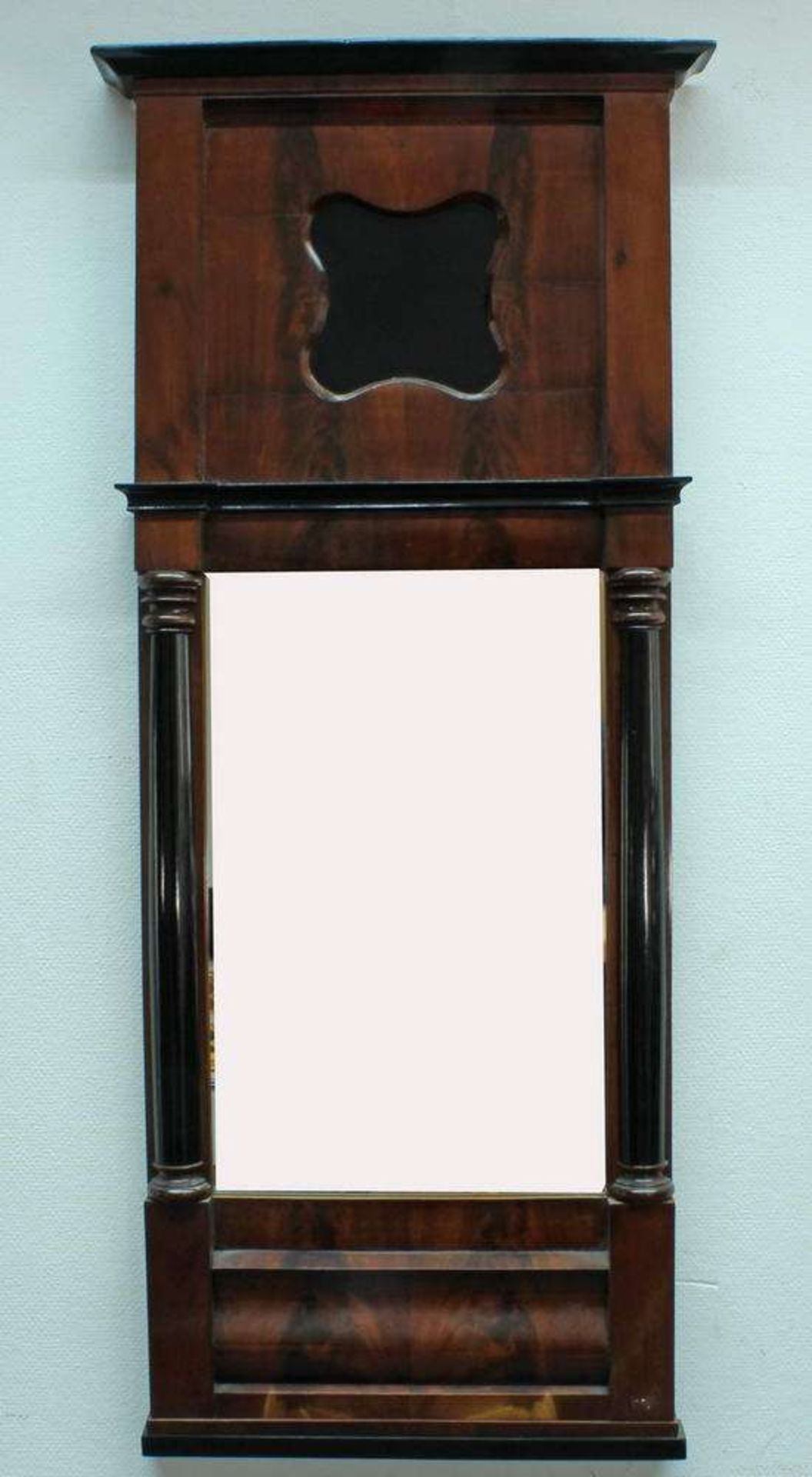 Reserve: 160 EUR        Wandspiegel, Biedermeier, um 1825, Mahagoni, seitlich ebonisierte