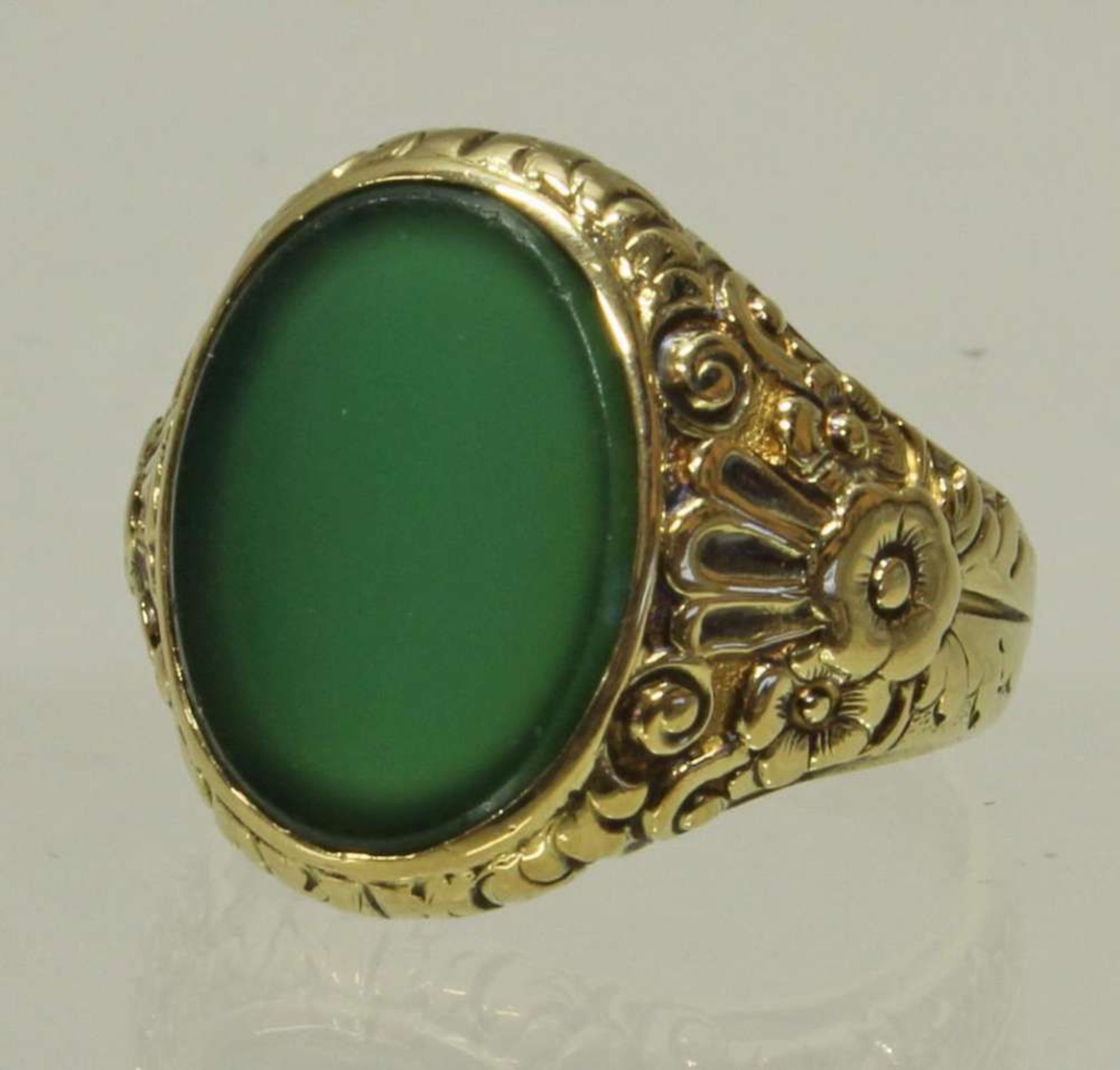 Reserve: 200 EUR        Siegelring, GG 585, 1 Grünachat im ovalen Tafelschliff, ca. 17 x 13 mm, 13.9 - Image 2 of 2