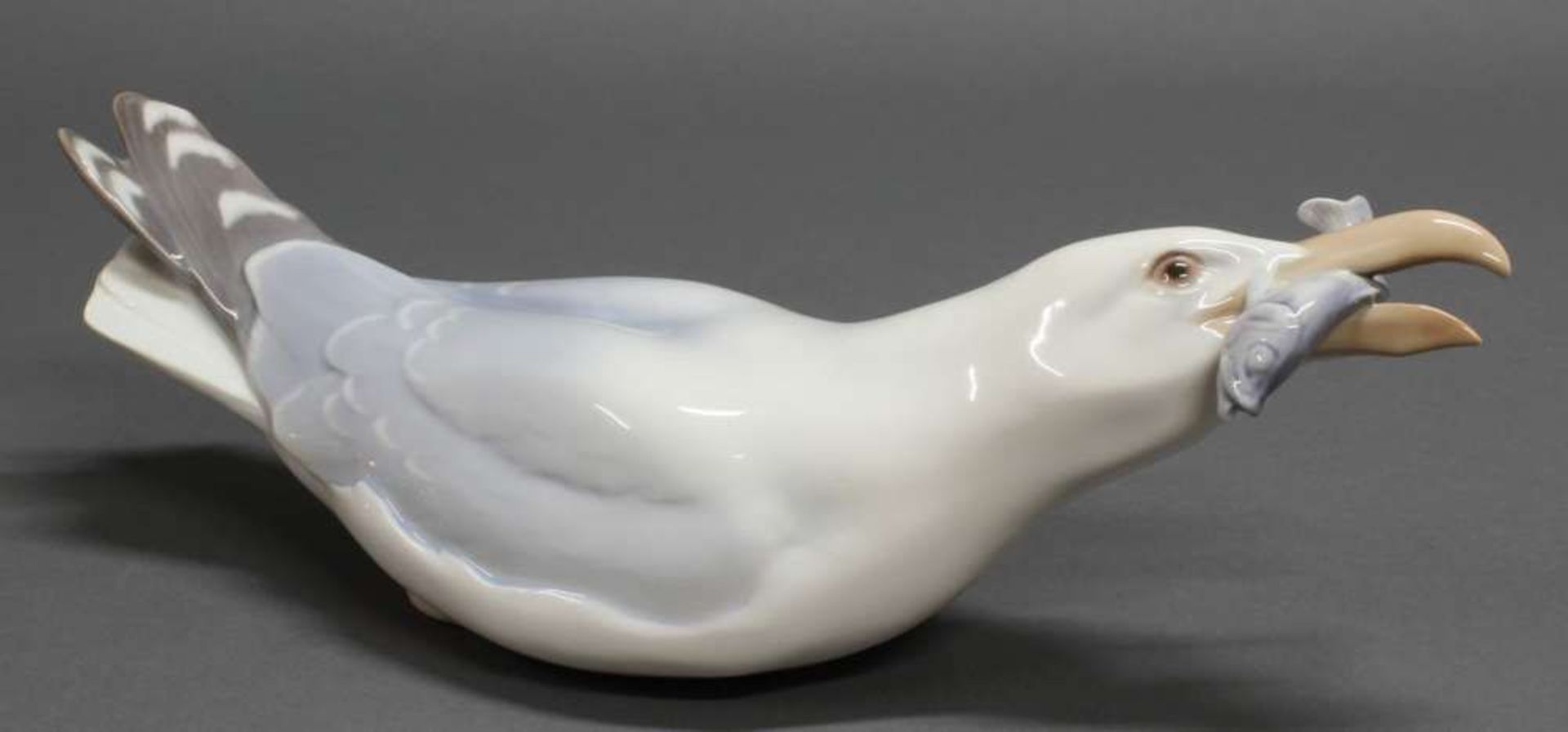 Reserve: 80 EUR        Porzellanfigur, "Möwe mit Fisch", Bing & Gröndahl, Modellnummer 1725,