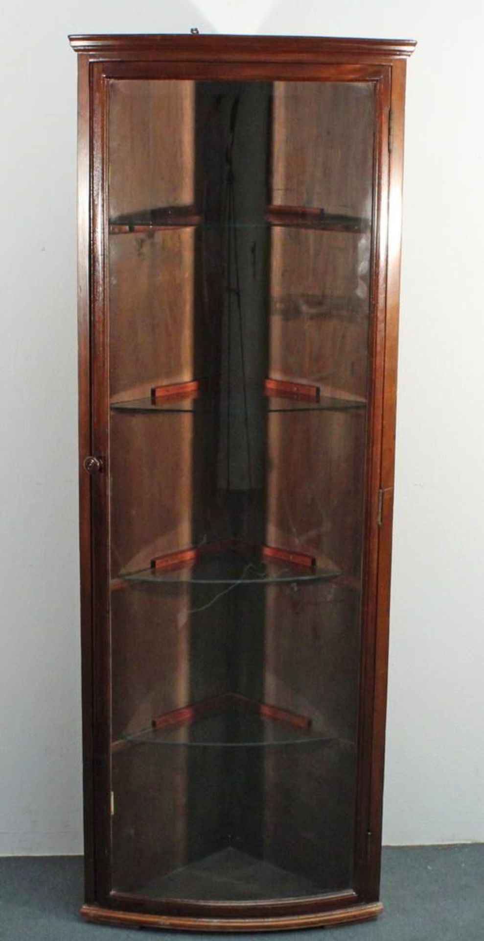 Reserve: 240 EUR        Eckvitrine, um 1900, Mahagoni, leicht gerundete Front, eine Glastür,