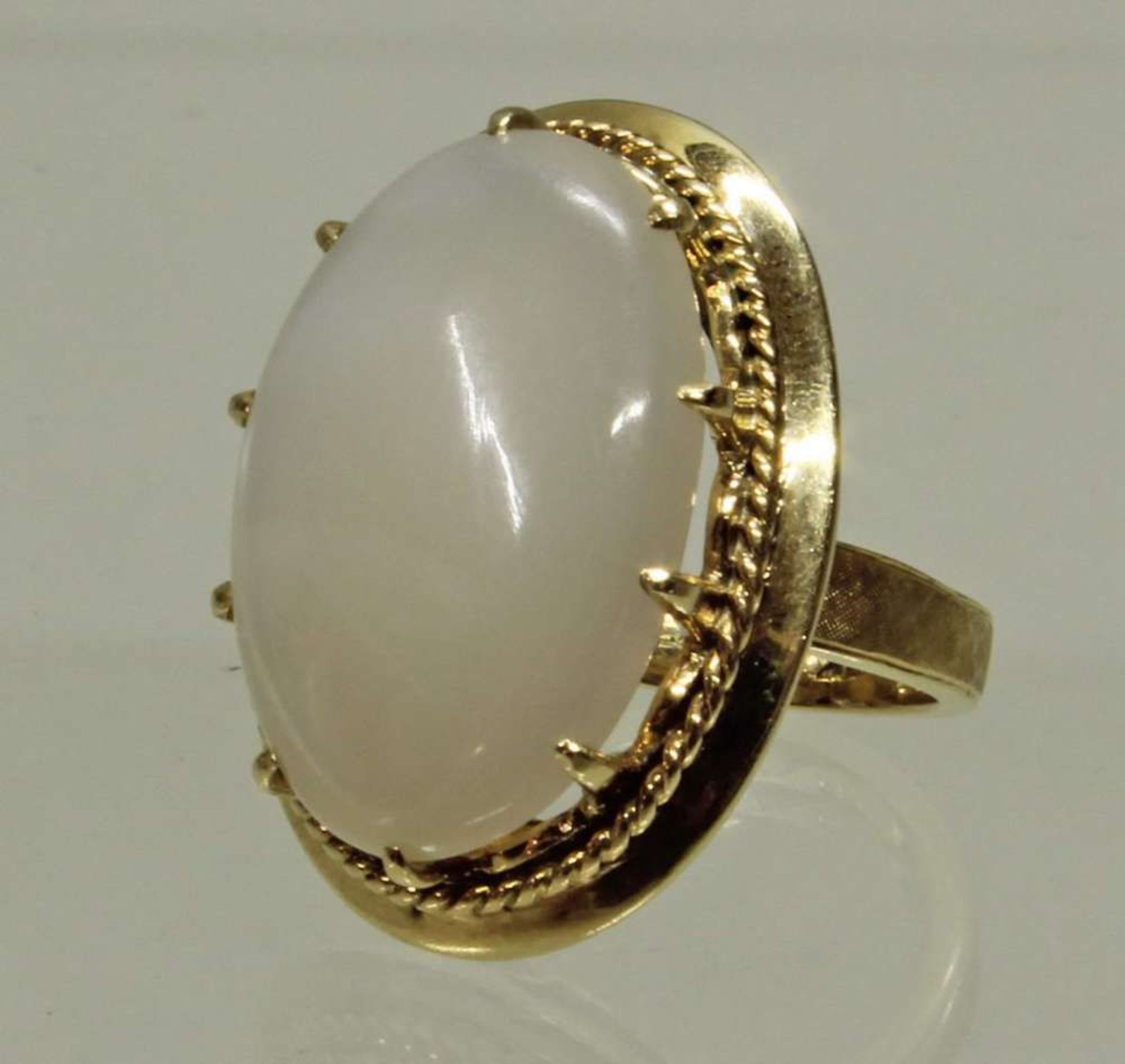 Reserve: 200 EUR        Ring, GG 585, 1 ovaler ceylonfarbener Mondstein-Cabochon, 12.9 g, RM 16.5 - Image 2 of 2