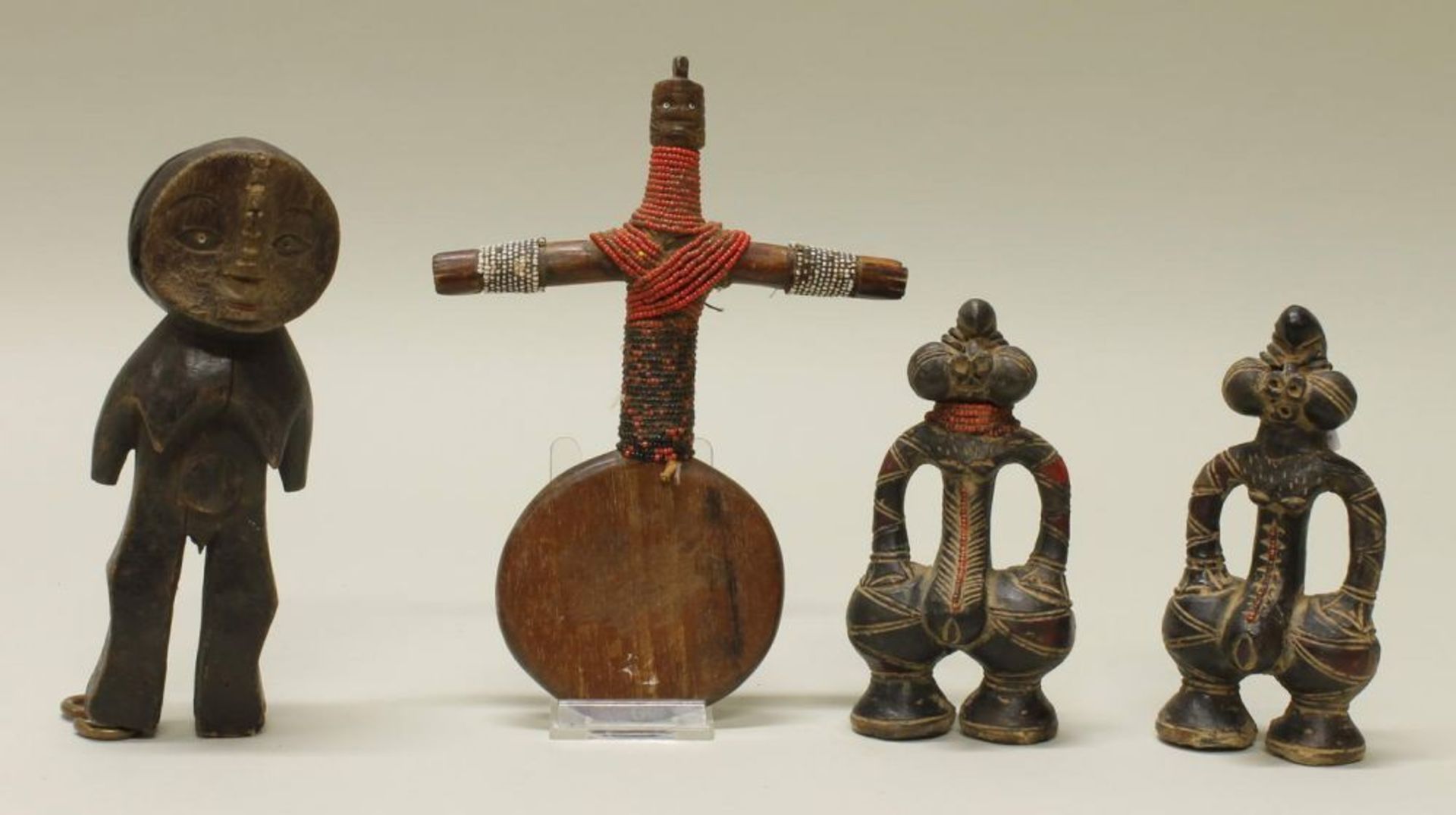 Reserve: 30 EUR        Azande-Puppe, Kongo, Afrika, Holz, 21.5 cm hoch; Namchi-Figur, Kamerun,
