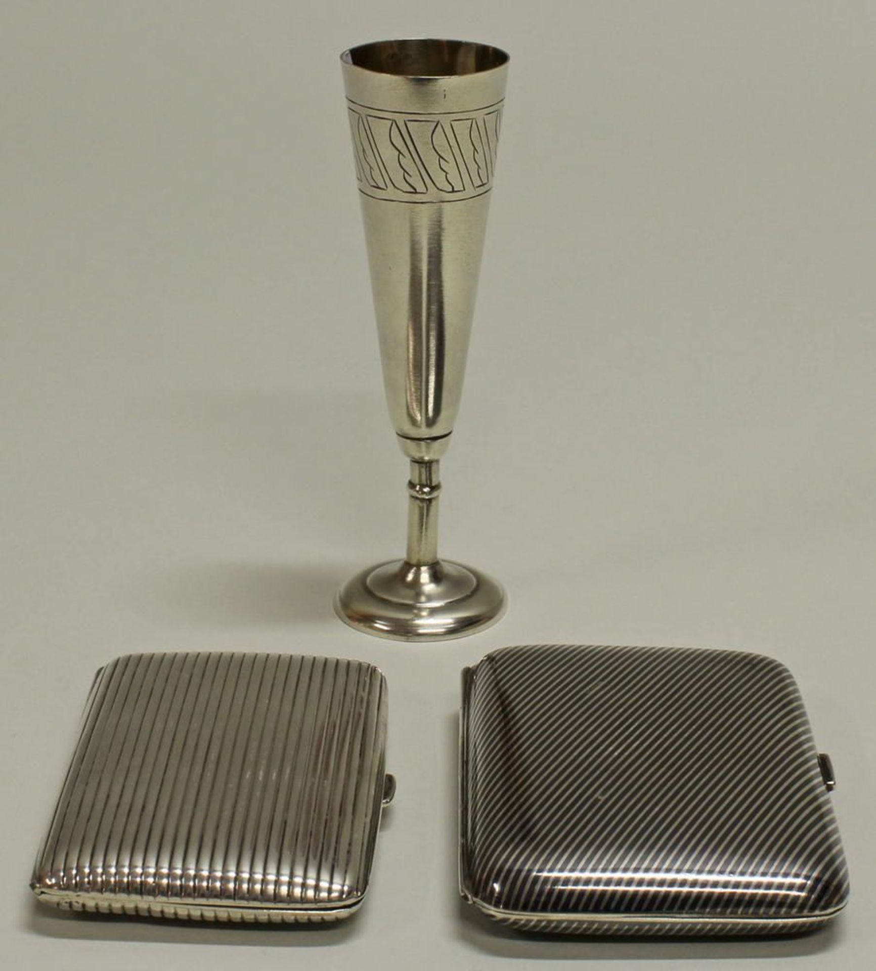Reserve: 100 EUR        2 Zigarettenetuis, Silber 800, deutsch, Streifendekore, 8.5 x 6 cm bzw. 9