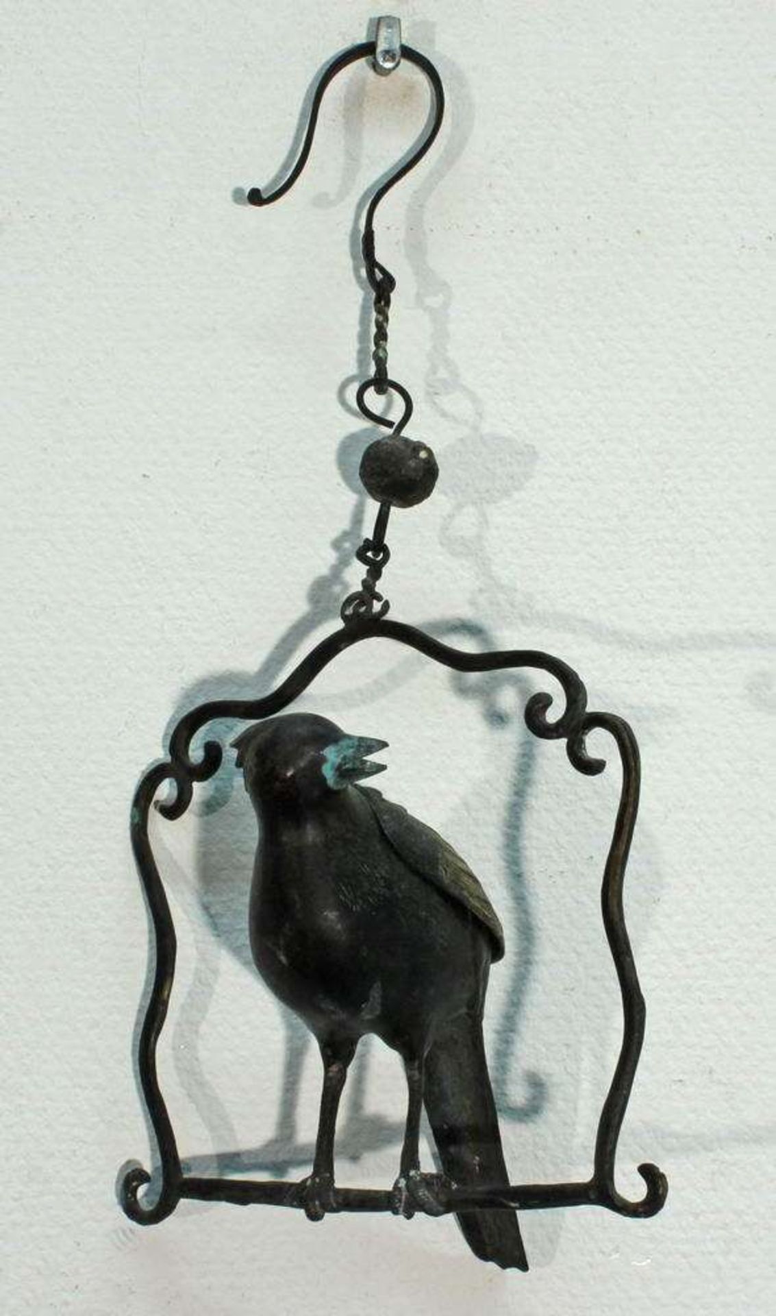 Reserve: 150 EUR        Bronzegehänge/Rauchgefäß, "Vogel auf Stange sitzend", Rücken mit Klappe, - Image 2 of 2