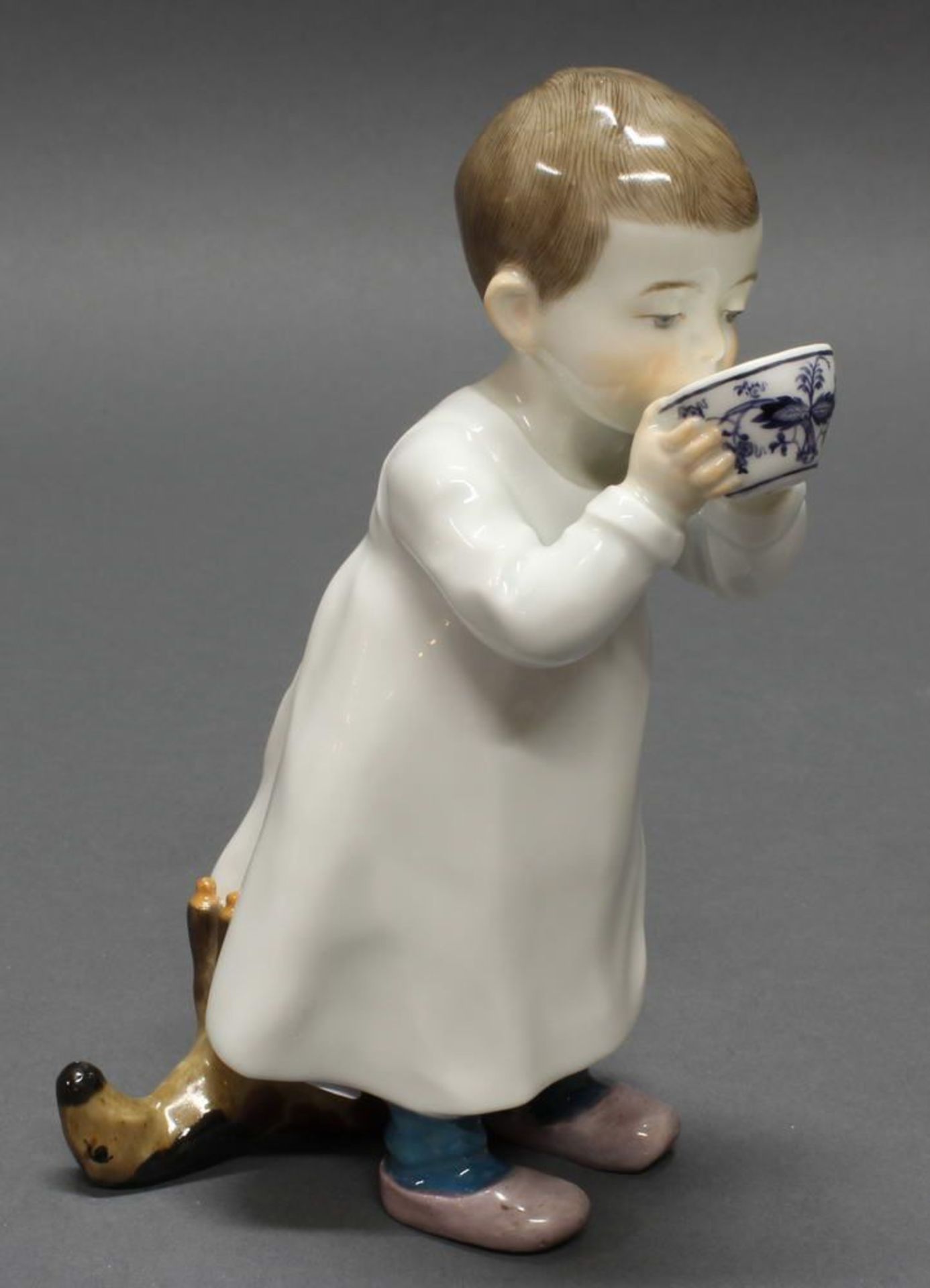 Reserve: 1700 EUR        Porzellanfigur, "Kind aus einer Tasse trinkend", Meissen, Schwertermarke,