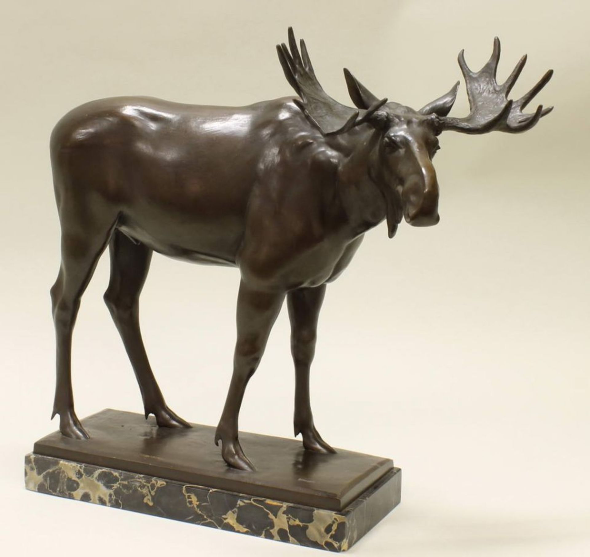 Reserve: 500 EUR        Bronze, "Stehender Elch", auf der Plinthe bezeichnet L. Vordermayer 1910,