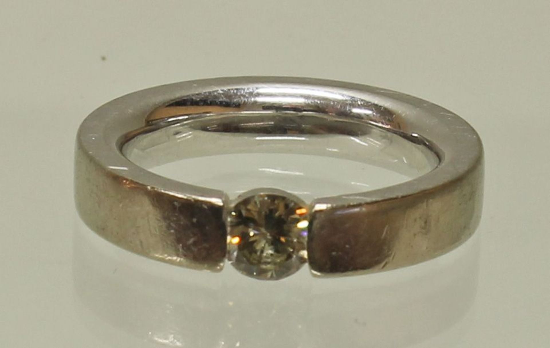 Reserve: 240 EUR        Ring, WG 585, 1 Brillant ca. 0.30 ct., 8 g, RM 16