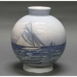 Reserve: 60 EUR        Vase, "Segelboote auf dem Meer", Bing & Gröndahl, Modellnummer 8781, kugelig,
