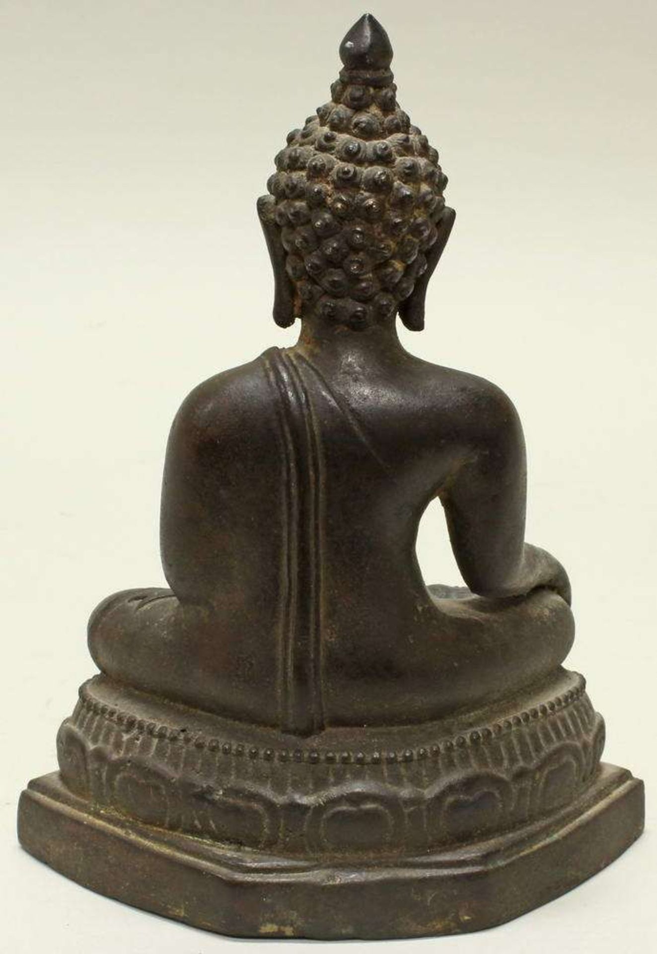 Reserve: 120 EUR        Buddha, Thailand, 20. Jh., Bronze, auf Lotossockel sitzend, 21 cm hoch - Image 4 of 4