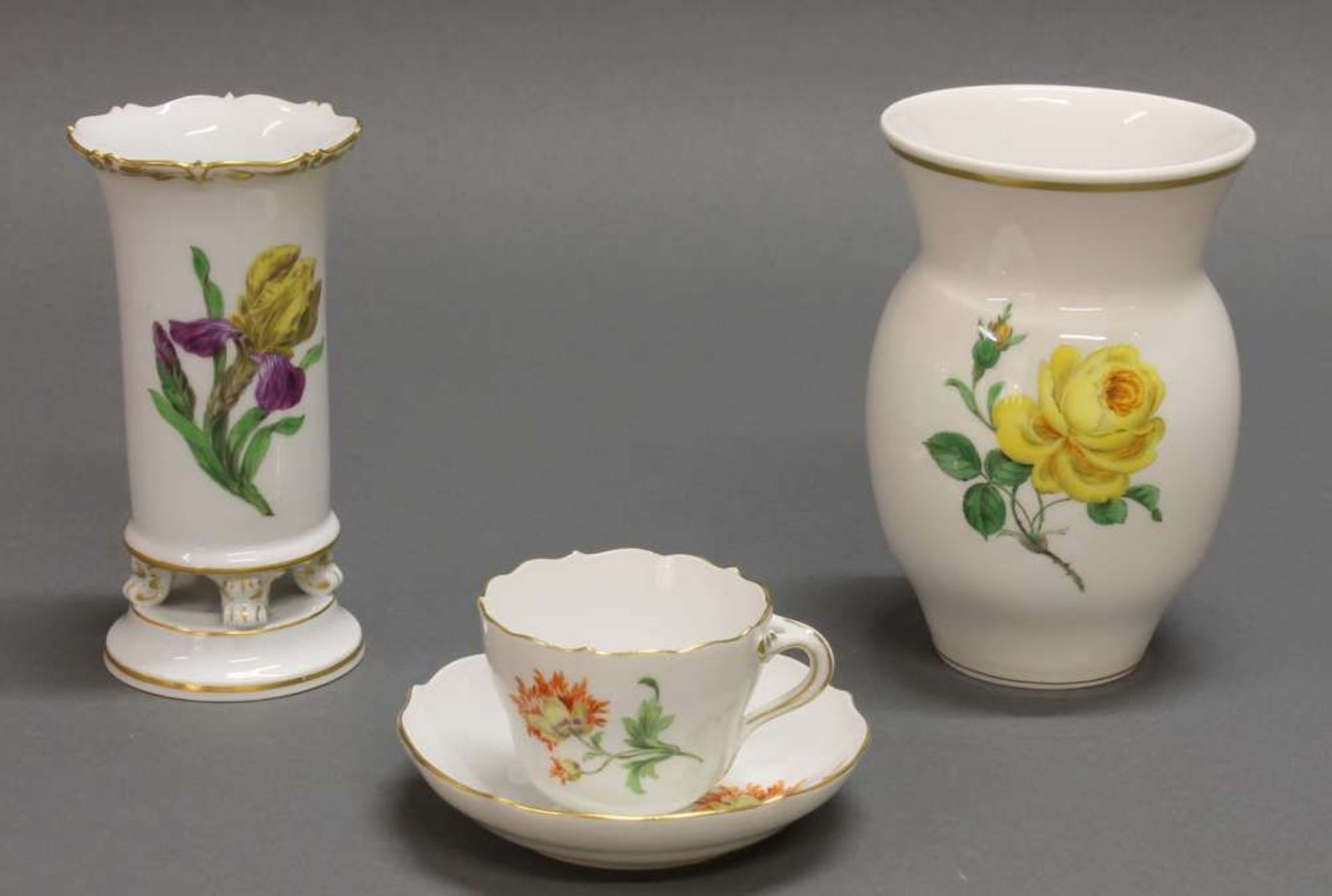 Reserve: 50 EUR        Mokkatasse mit Untertasse, Vase, Sockelvase, Meissen, Schwertermarke, 1./2. - Image 2 of 2