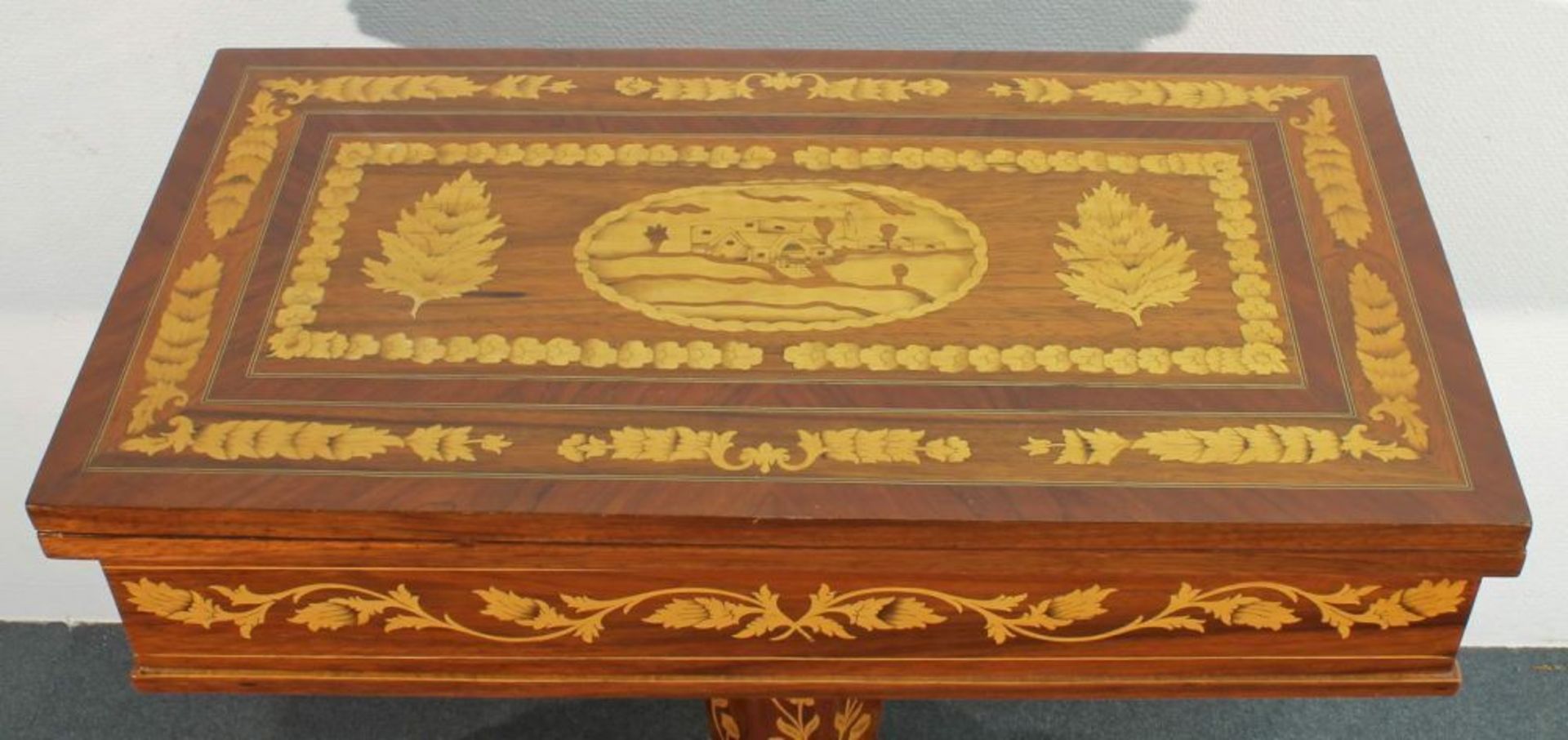 Reserve: 650 EUR        Spieltisch, um 1900, verschiedene Hölzer, reich intarsiert mit floralen - Image 3 of 6