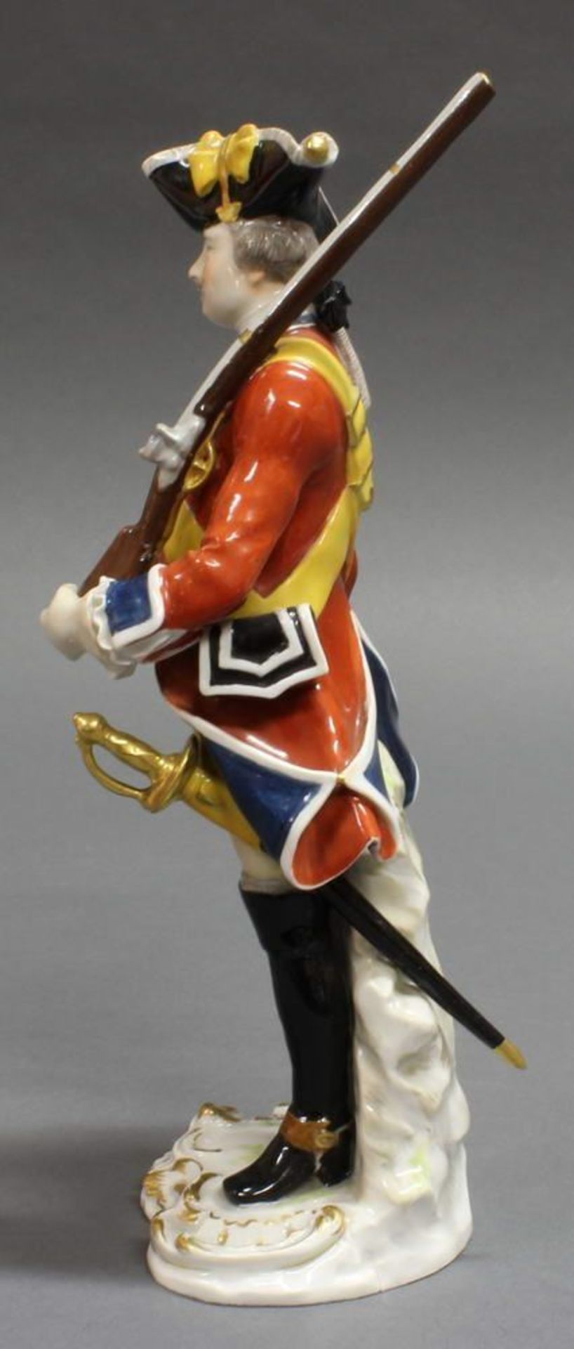 Reserve: 250 EUR        Porzellanfigur, "Soldat in Uniform", Meissen, Jubiläums-Schwertermarke von - Image 4 of 8