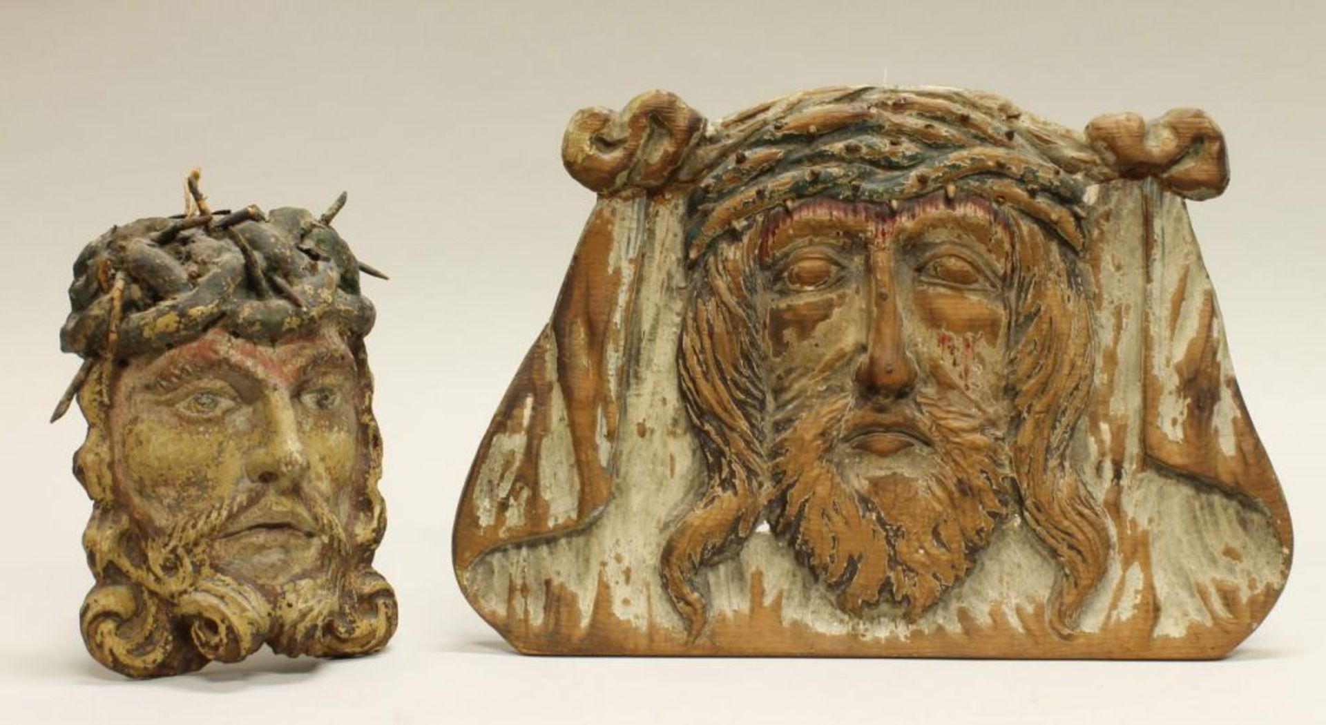 Reserve: 180 EUR        2 Reliefs, Holz geschnitzt, minimale Reste von Fassung: "Ecce Homo", 17. - Image 2 of 10