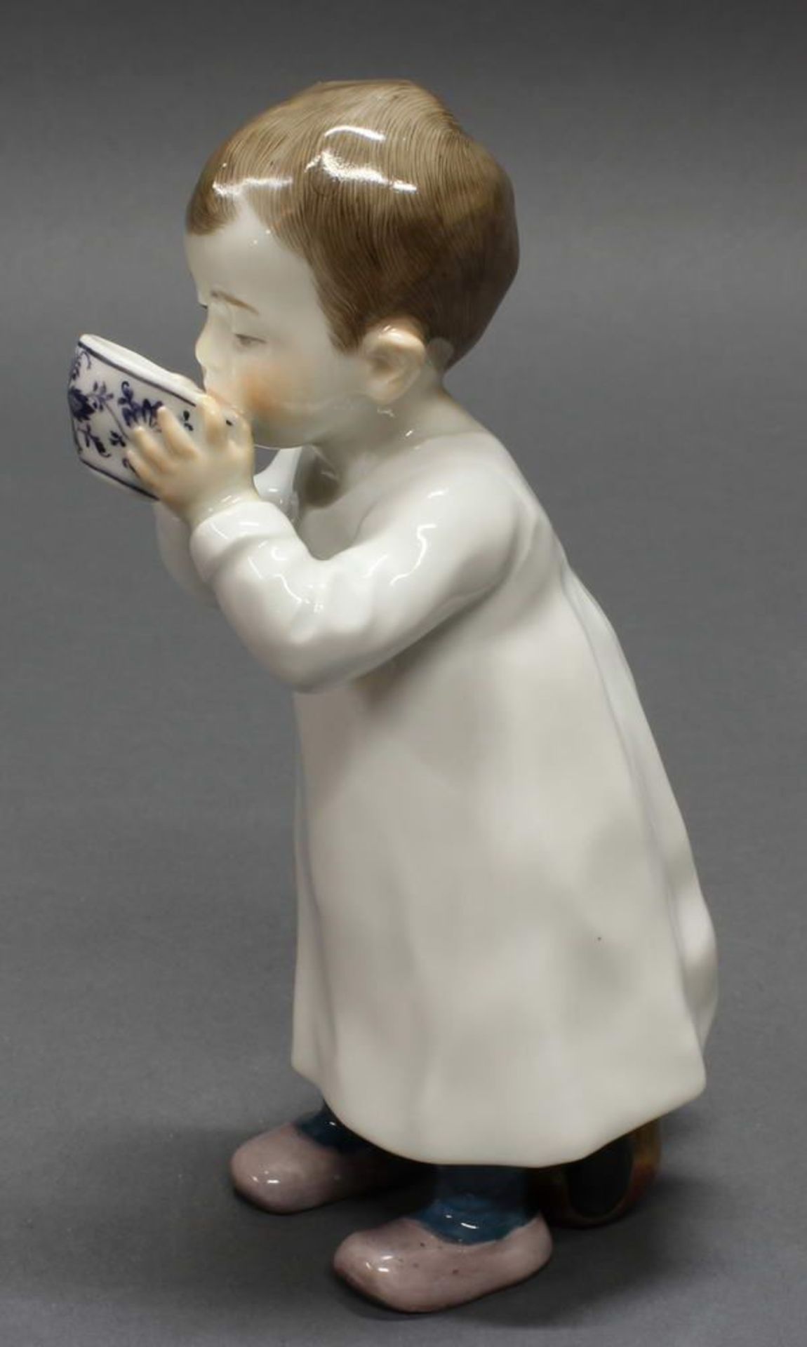 Reserve: 1700 EUR        Porzellanfigur, "Kind aus einer Tasse trinkend", Meissen, Schwertermarke, - Image 4 of 8