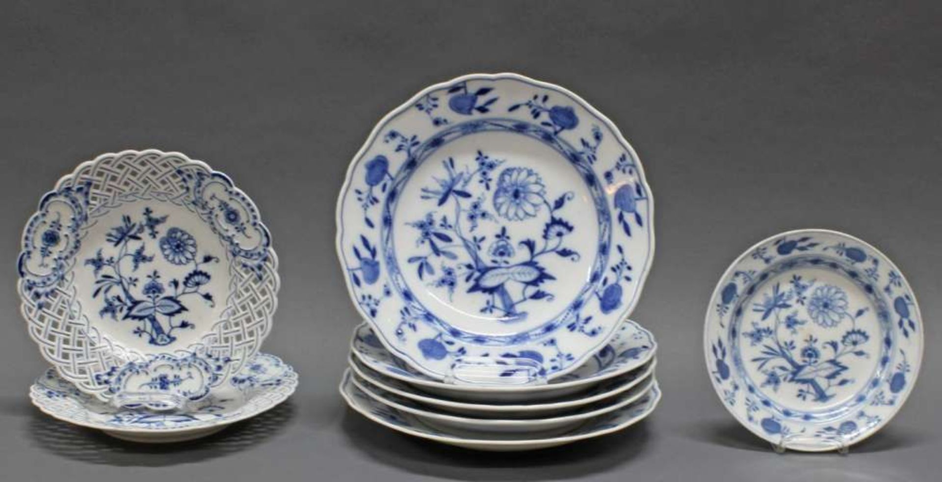 Reserve: 150 EUR        Teller, 2 Durchbruchteller, 5 Speiseteller, Meissen, Schwertermarke, 19. - Image 2 of 8