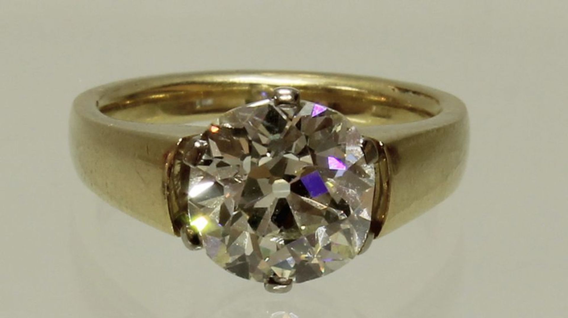 Reserve: 6000 EUR        Solitärring, WG/GG 750, 1 Altschliff-Diamant ca. 2.70 ct., etwa gelblich (