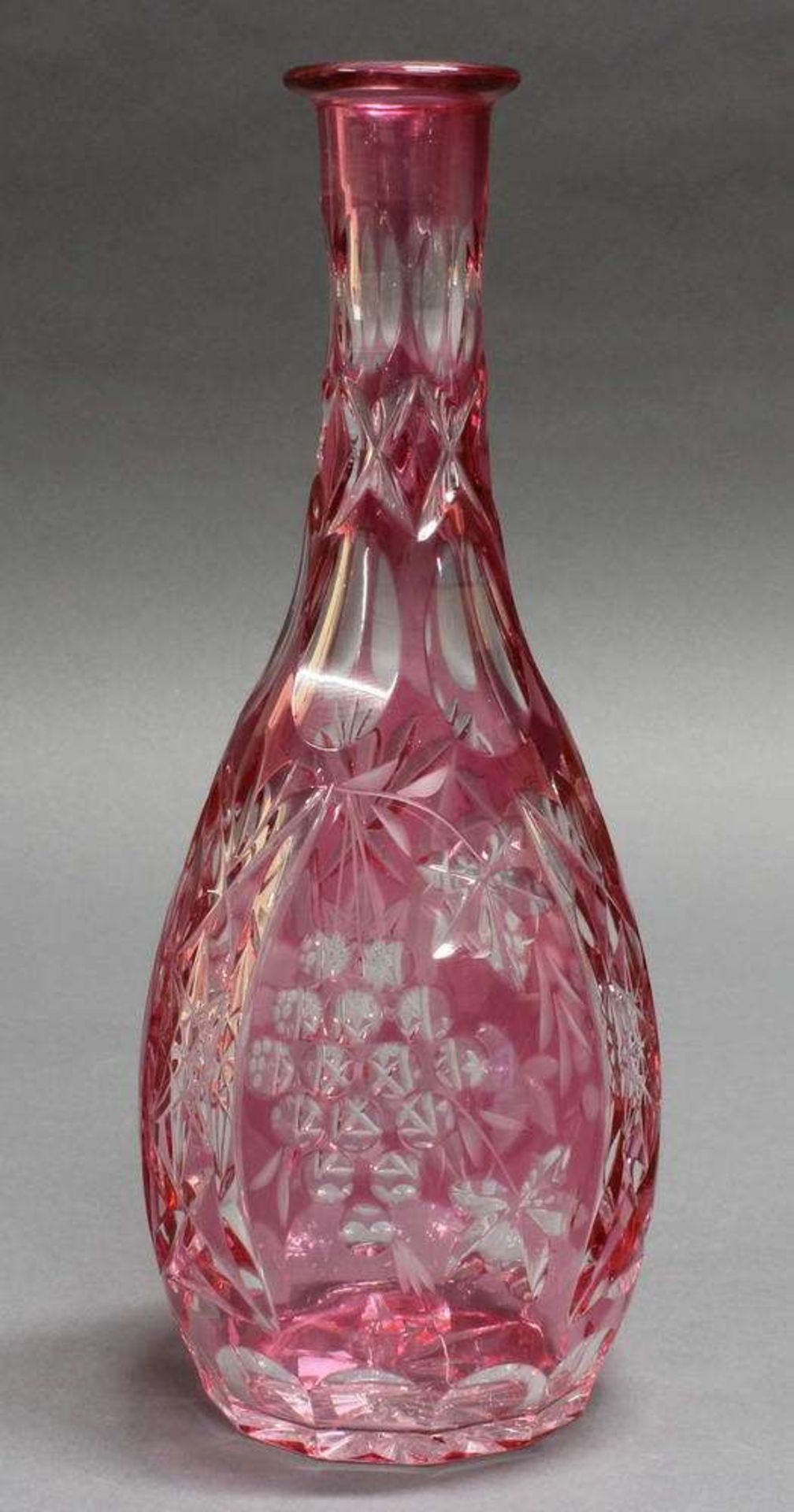 Reserve: 20 EUR        Karaffe, Kristallglas, rosarot überfangen, Weindekor, 29 cm hoch, ohne - Image 2 of 2