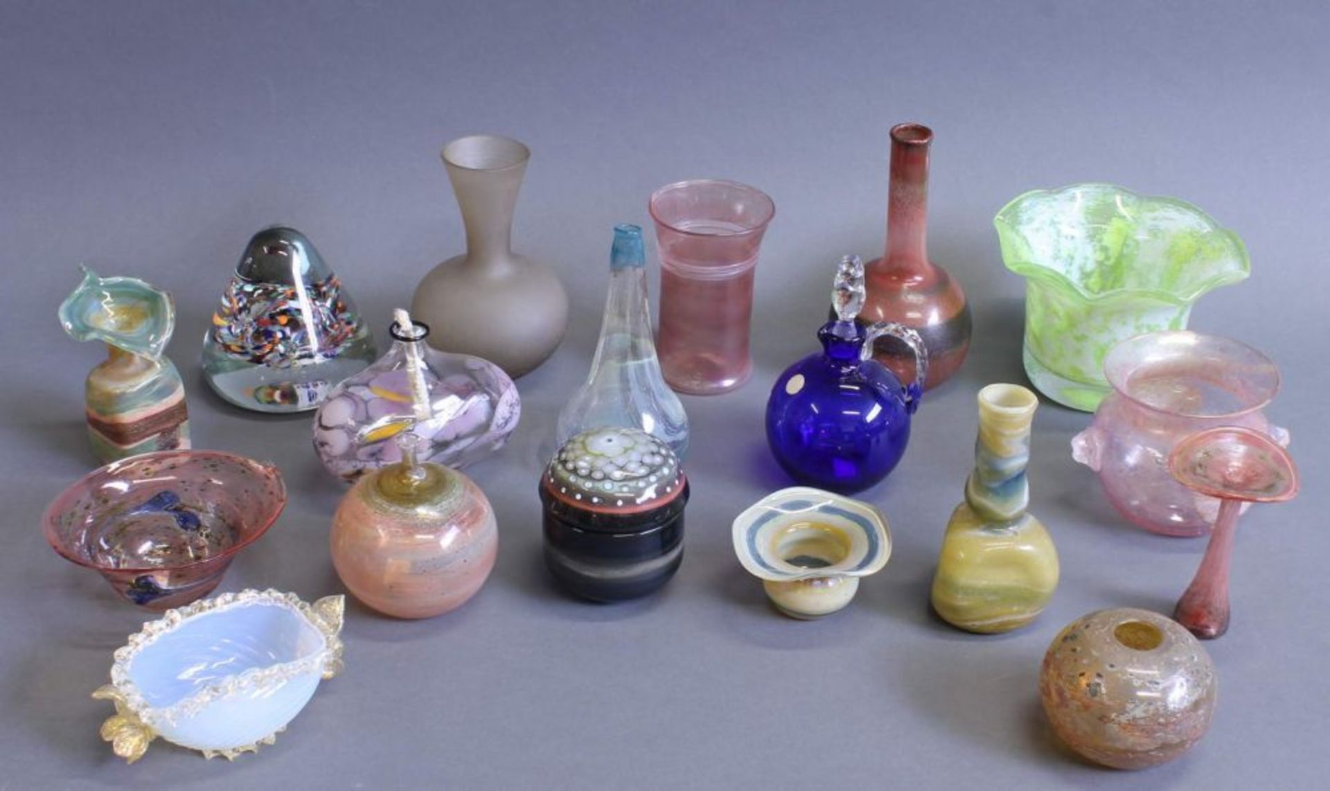 Reserve: 100 EUR        Konvolut 18 Glasobjekte, 1980er Jahre, polychrom, Vasen, u.a., ca. 5-17 cm - Image 2 of 2