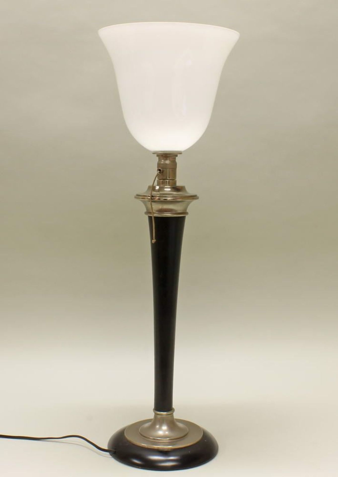 Reserve: 300 EUR        Tischlampe, Frankreich, 20. Jh., Art Deco-Schaft aus Holz und Metall, weißer - Image 2 of 2