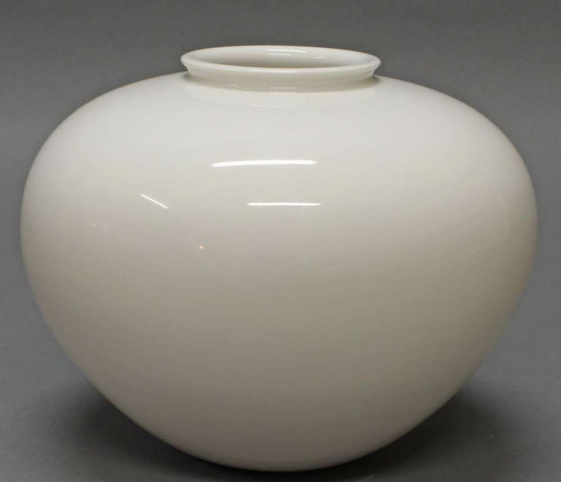 Reserve: 80 EUR        Vase, KPM Berlin, Weißporzellan, gebaucht, 16.5 cm hoch