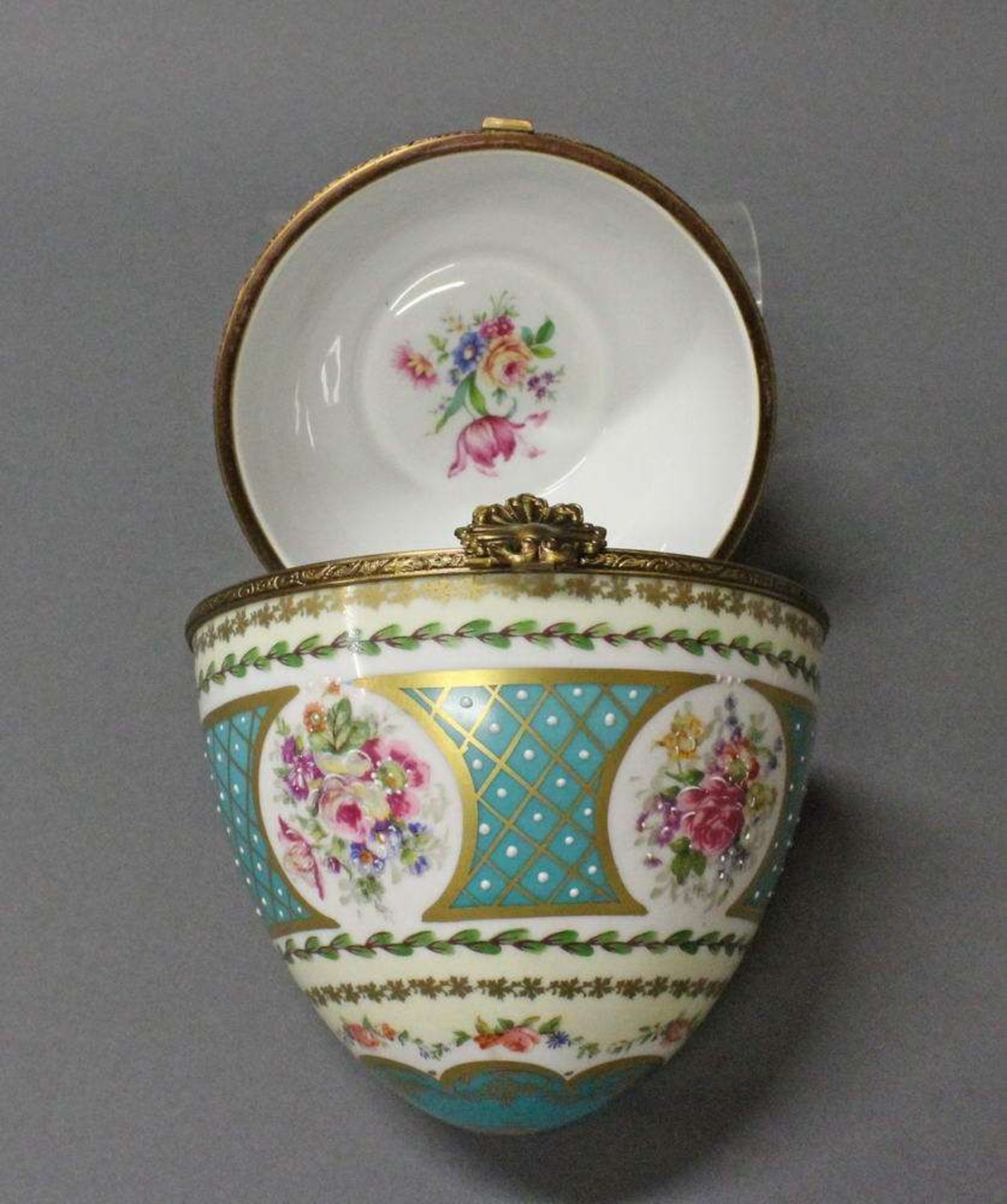 Reserve: 20 EUR        2 Cloisonné-Eier, China, 20. Jh., polychrom, je mit Holzständer, gesamt 17 cm - Image 6 of 6