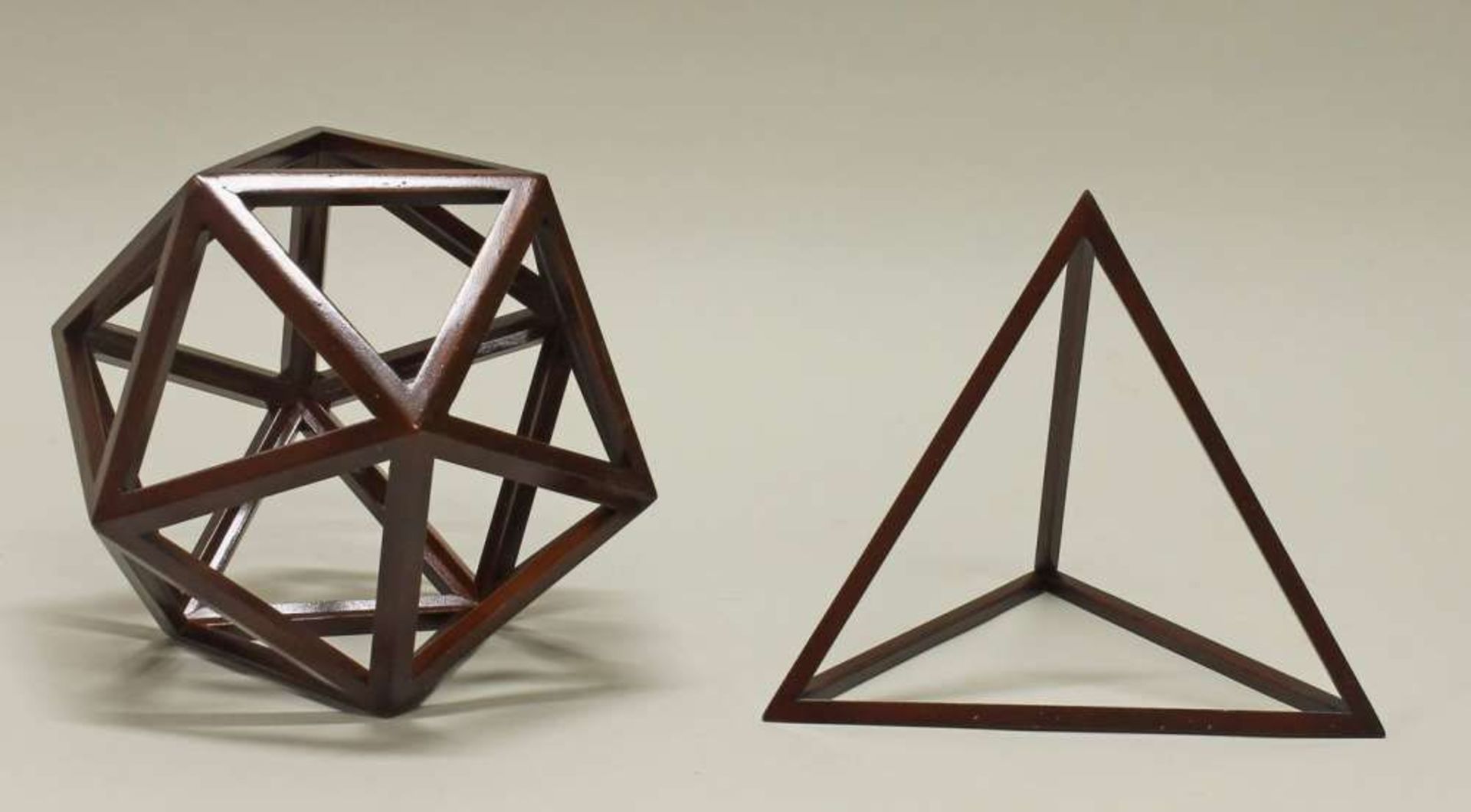Reserve: 100 EUR        2 geometrische Objekte, Ikosaeder und Tetraeder, Holz