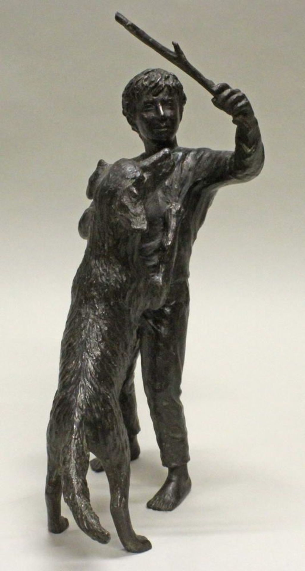 Reserve: 400 EUR        Bronze, "Junge mit Hund", auf der Bauchunterseite des Hundes bezeichnet