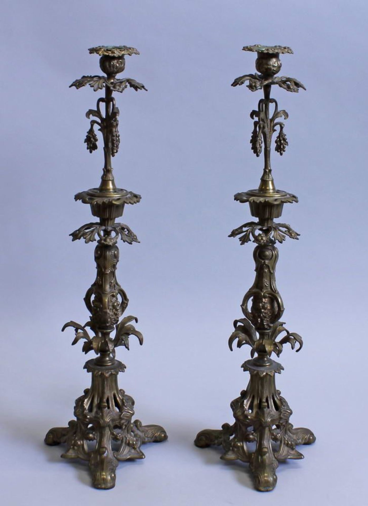 Reserve: 160 EUR        Paar Kerzenleuchter, Ende 19. Jh., Blattzierrat, je einflammig, 54 cm
