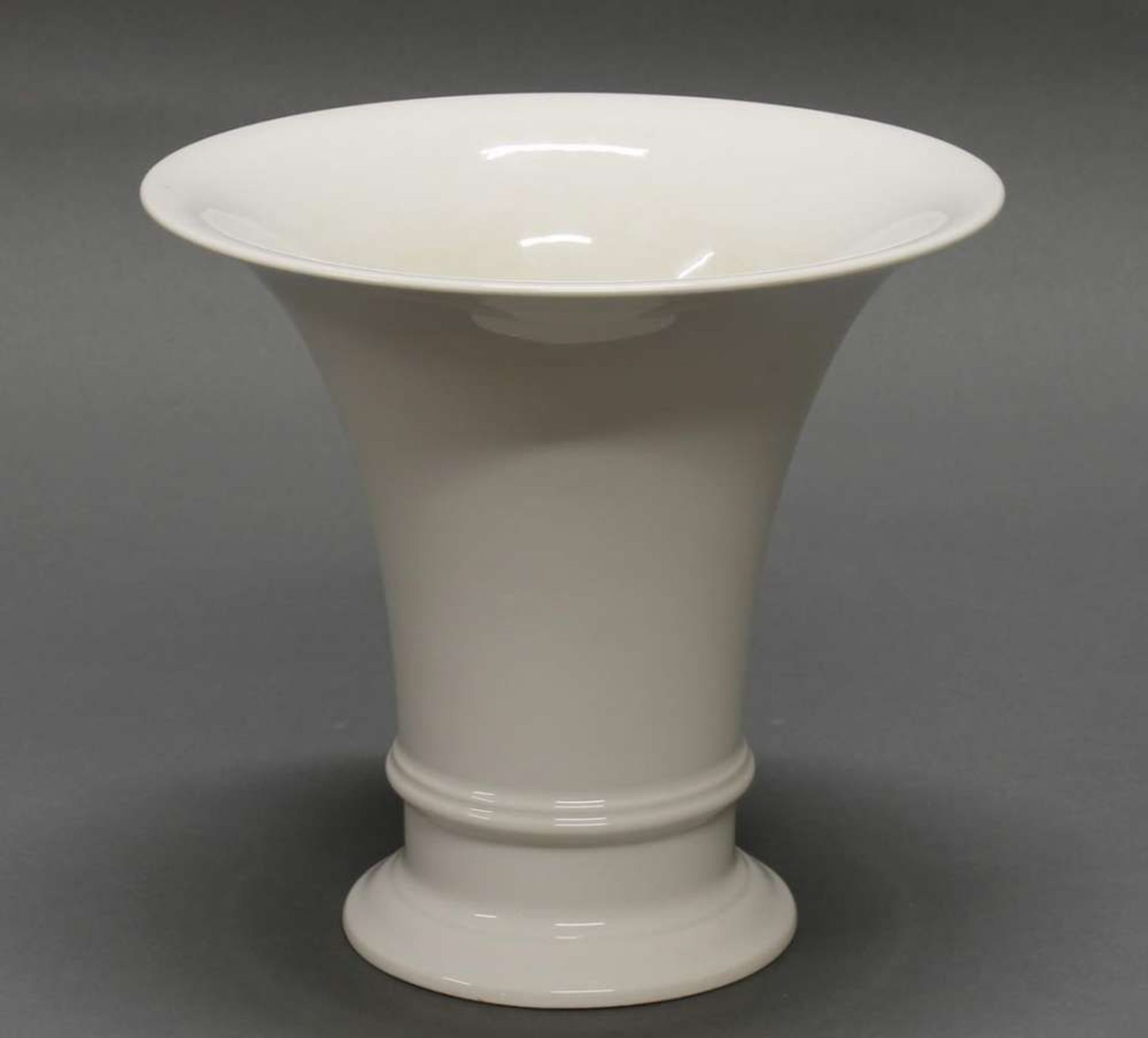 Reserve: 60 EUR        Vase, KPM Berlin, trompetenförmig, Weißporzellan, 18.5 cm hoch - Image 2 of 2