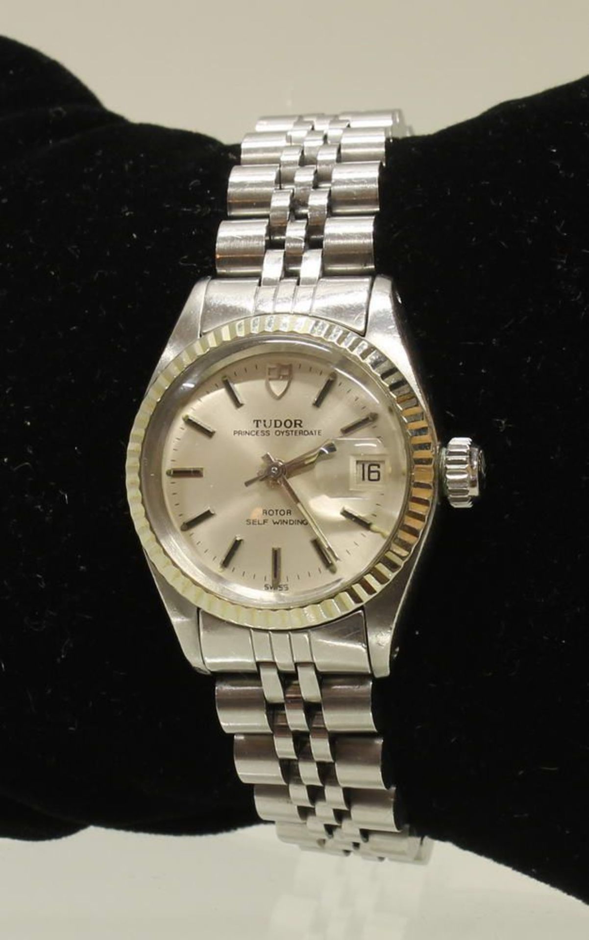 Reserve: 300 EUR        Damenarmbanduhr, Tudor/Rolex, Modell Princess Oysterdate, auf dem Boden