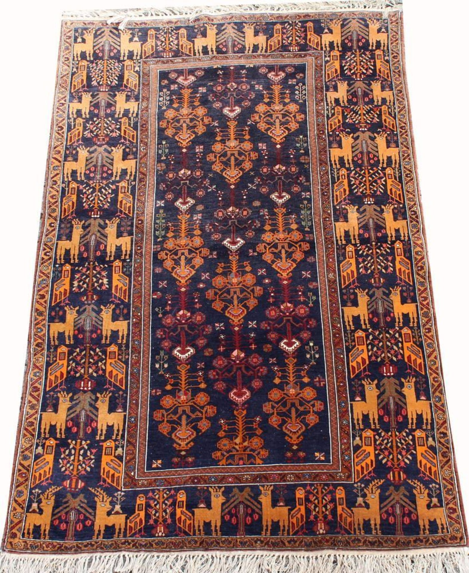 Reserve: 160 EUR        Türkei, älter, Bordüre mit Tiermotiven, ca. 1.95 x 1.29 m