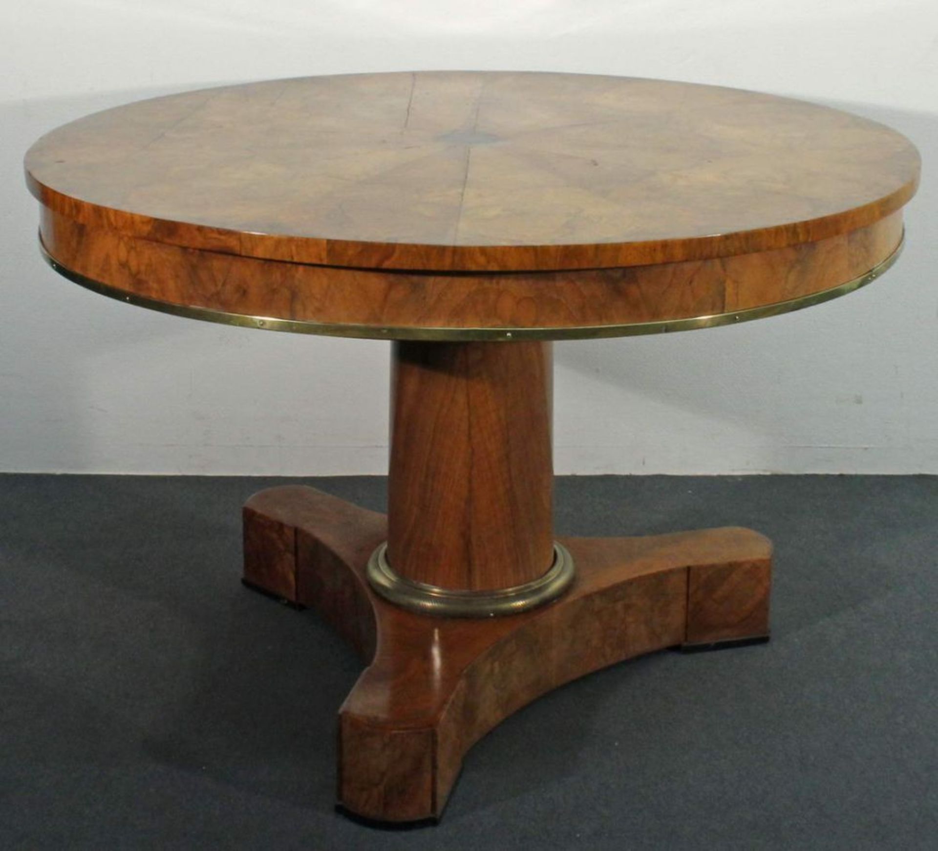 Reserve: 480 EUR        Tisch, Biedermeier, um 1820, Nussbaummaserholz, Platte sternförmig furniert, - Image 2 of 4
