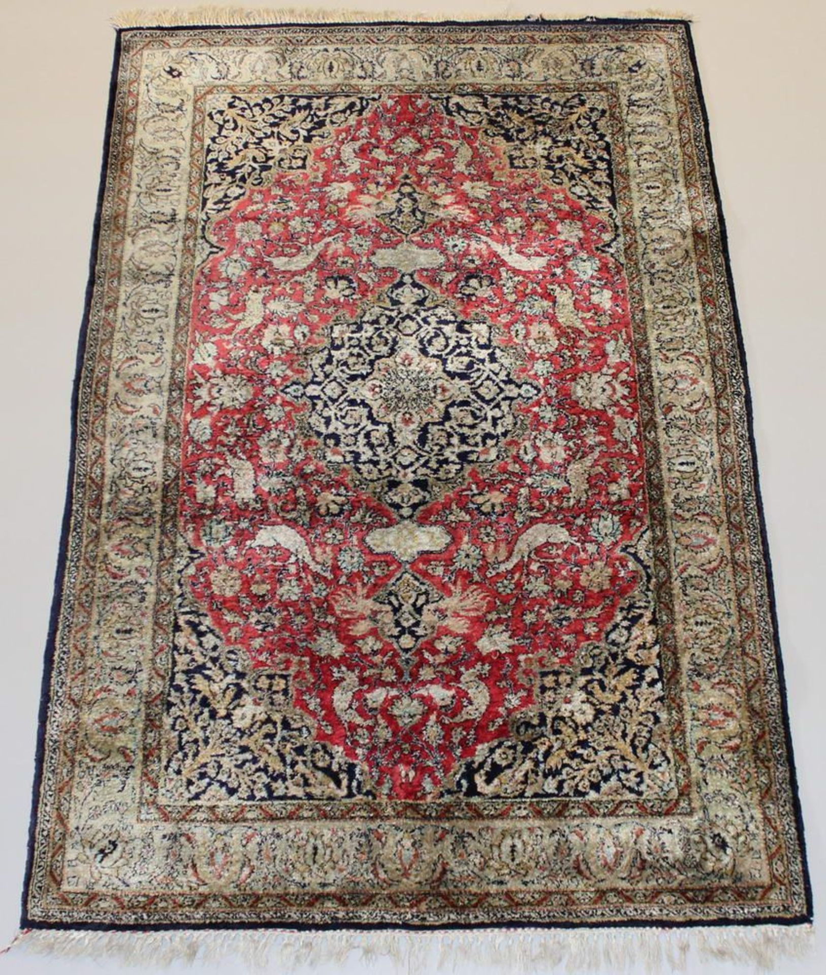 Reserve: 250 EUR        Ghom, Persien, Seide, ca. 1.75 x 1.10 m, Fransen teils schadhaft - Image 2 of 10