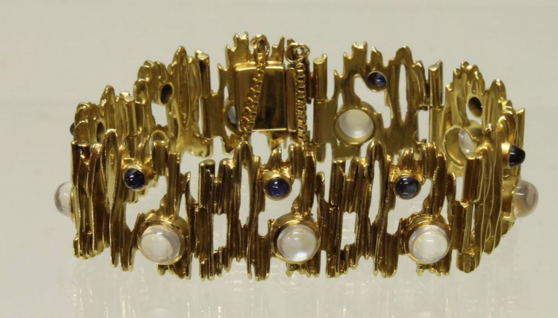 Reserve: 1500 EUR        Armband, GG 750, Atelier Wolfgang Risch, Idar Oberstein, 9 Saphir-, 9