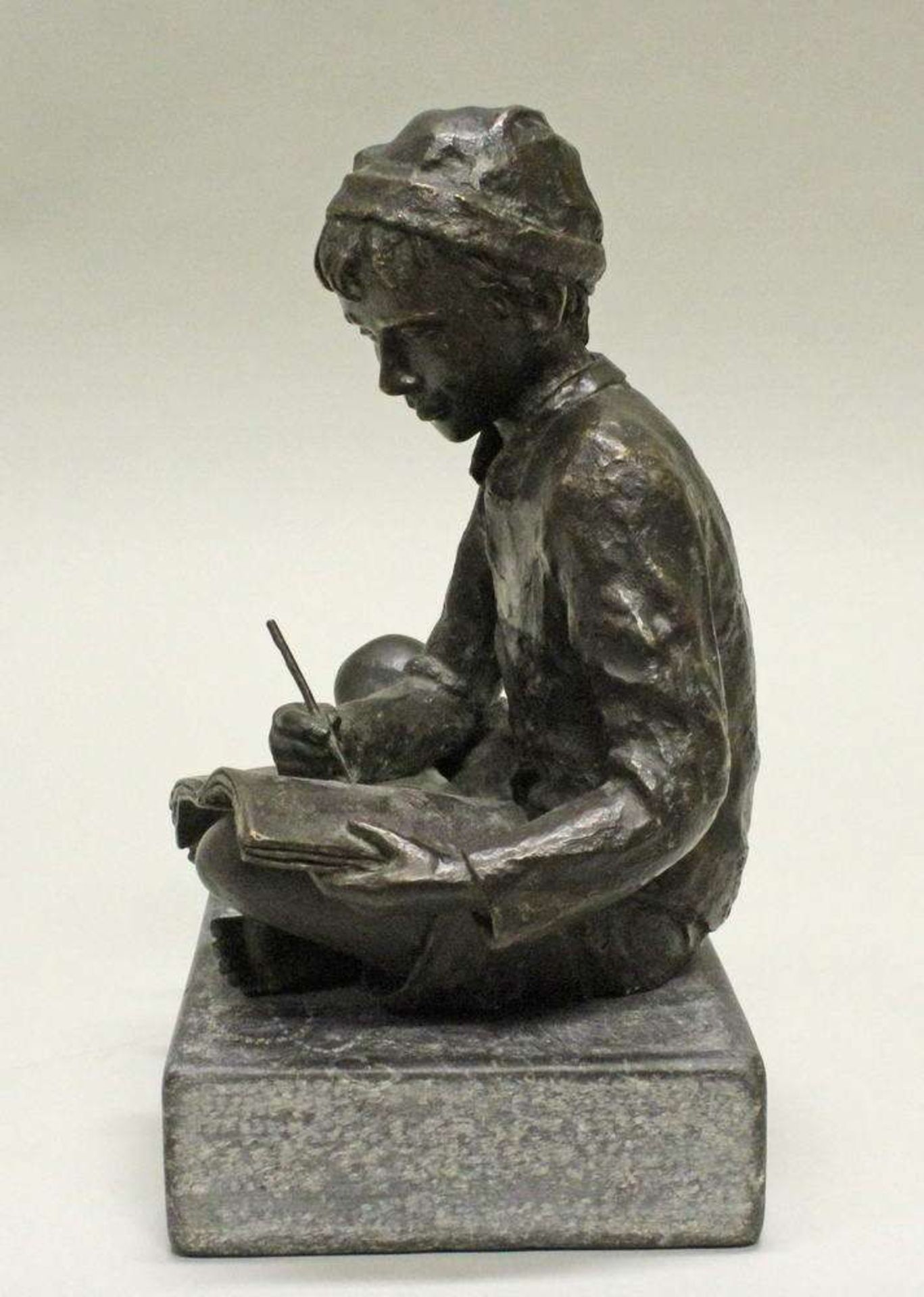 Reserve: 280 EUR        Bronze, "Schreibender Knabe", verso bezeichnet Ronzano 96(?), 2/20, auf - Image 3 of 6