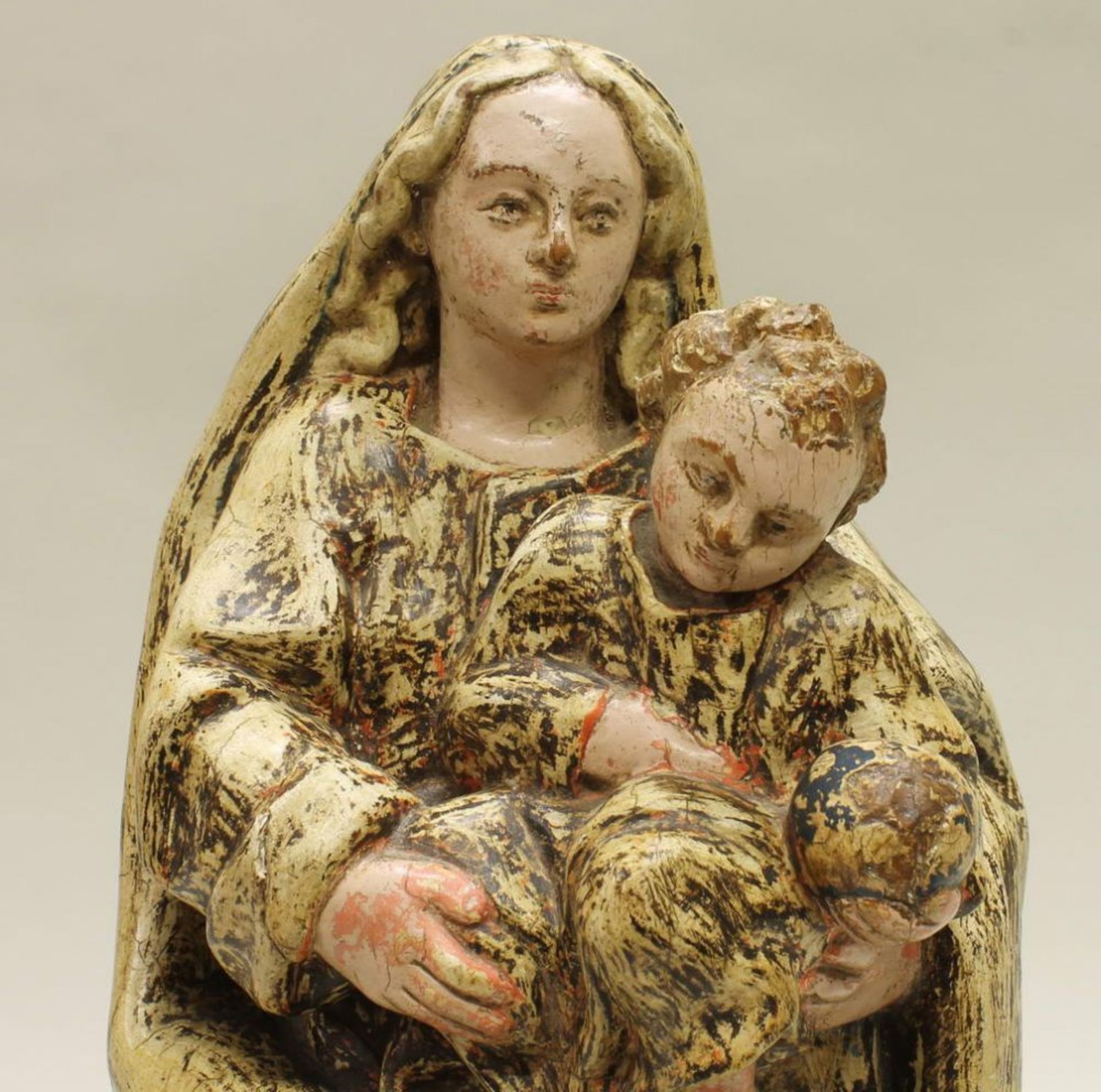 Reserve: 230 EUR        Skulptur, Holz geschnitzt, "Muttergottes mit Kind", Nussbaum, flämisch, um - Image 4 of 10