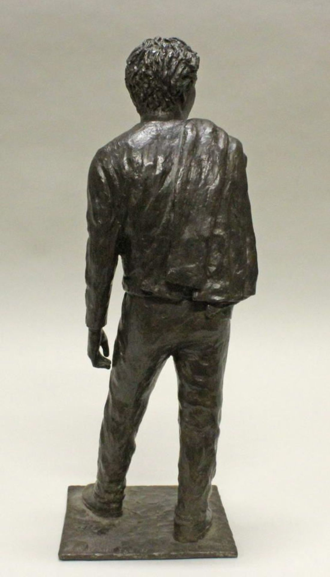 Reserve: 360 EUR        Bronze, "Junger Mann mit Jacke", auf der Plinthe bezeichnet Ronzano, 3/12, - Image 5 of 8