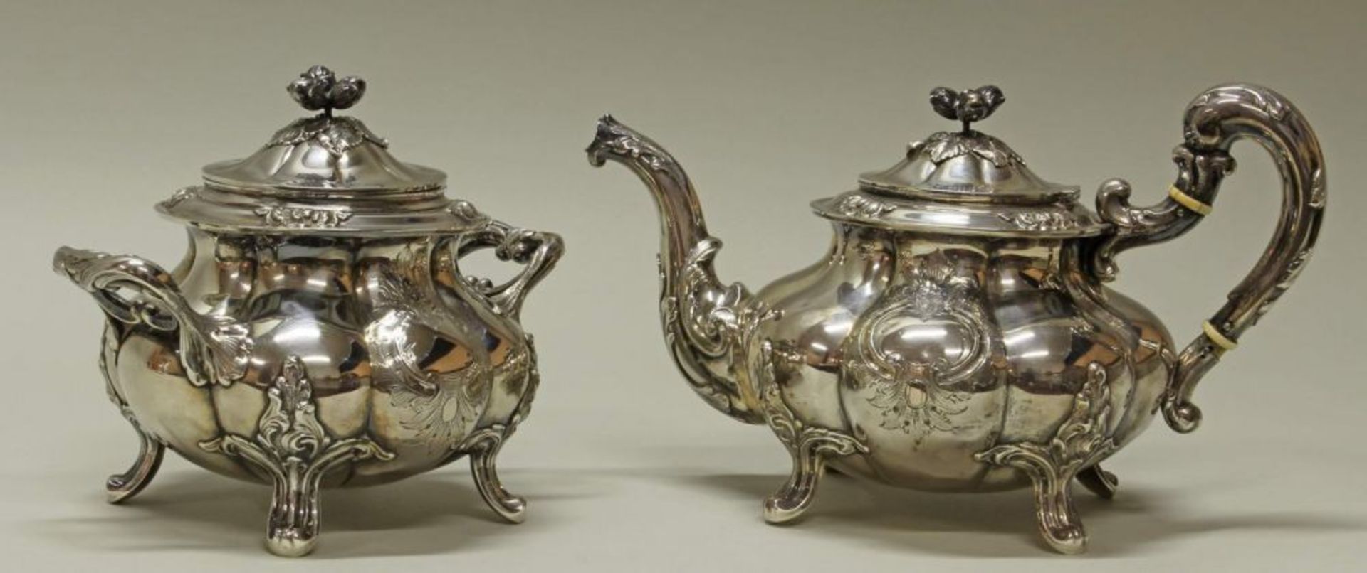 Reserve: 500 EUR        Teekanne und Zuckerdose, Silber, Paris, um 1860, Francois Alphonse Debain,